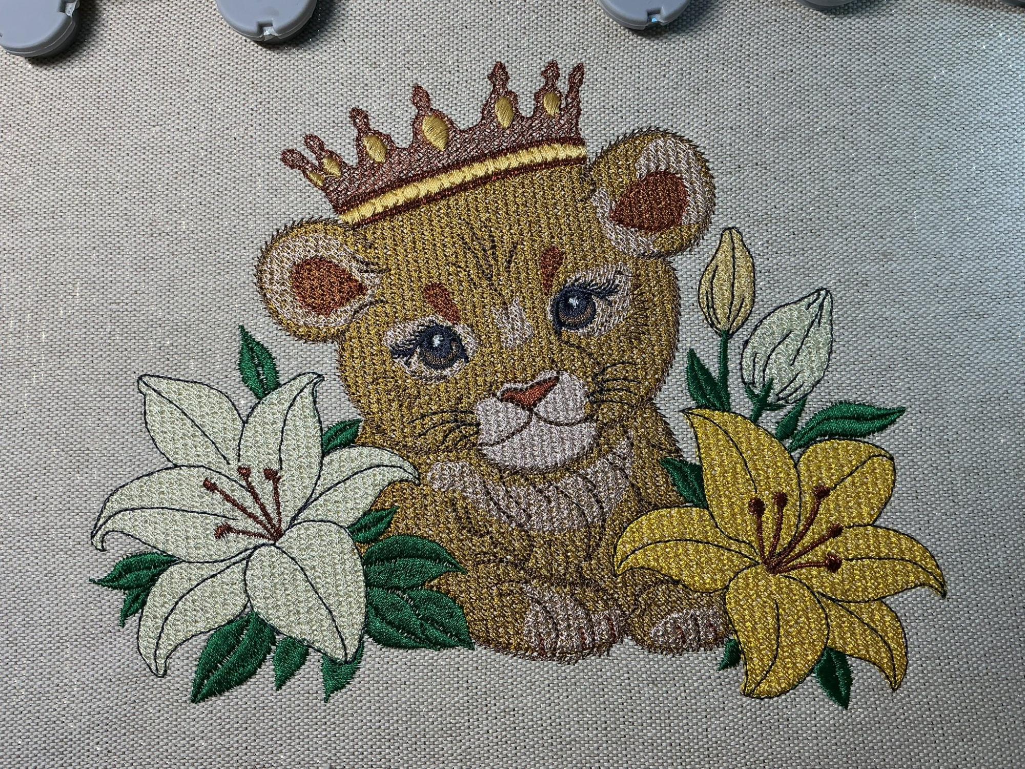 Sa Majesté Lionceau - Motif de Borderie - Format disponible Pack 4 tailles, 10x10, 15x15, 18x13, 26x16 ou 20x20