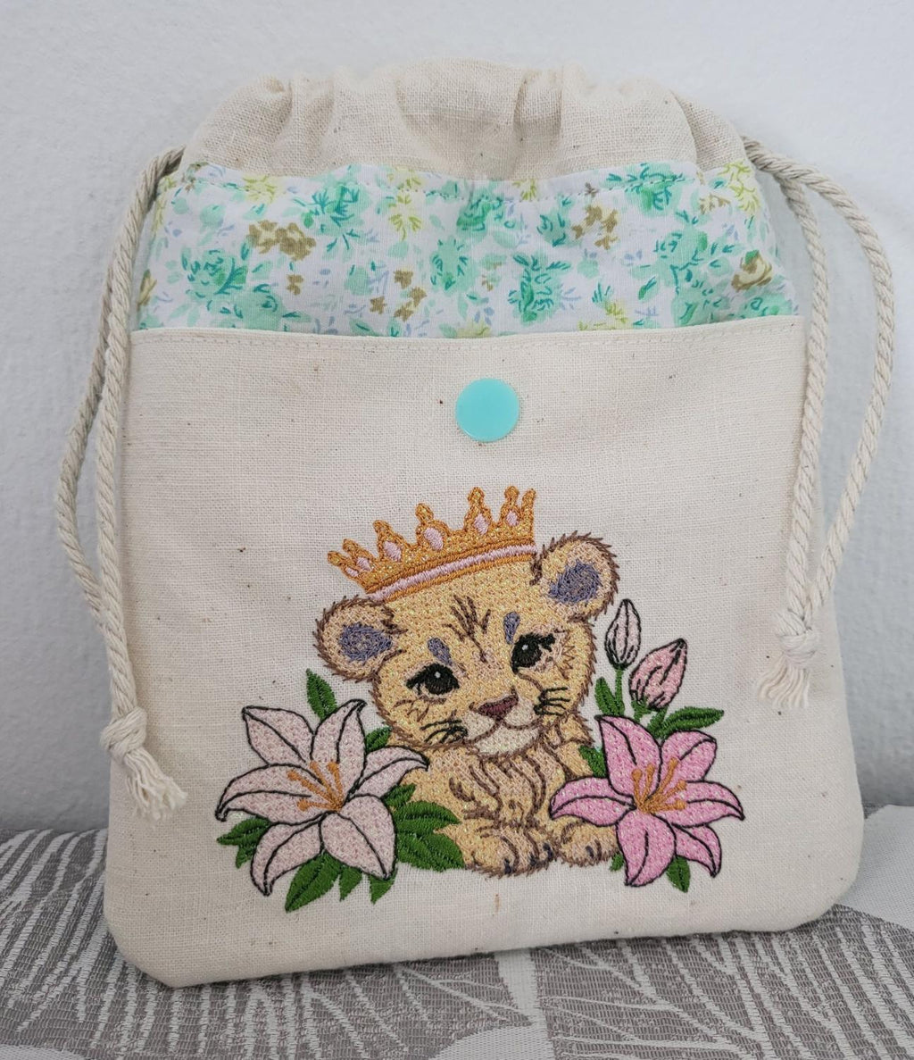 Sa Majesté Lionceau - Motif de Borderie - Format disponible Pack 4 tailles, 10x10, 15x15, 18x13, 26x16 ou 20x20
