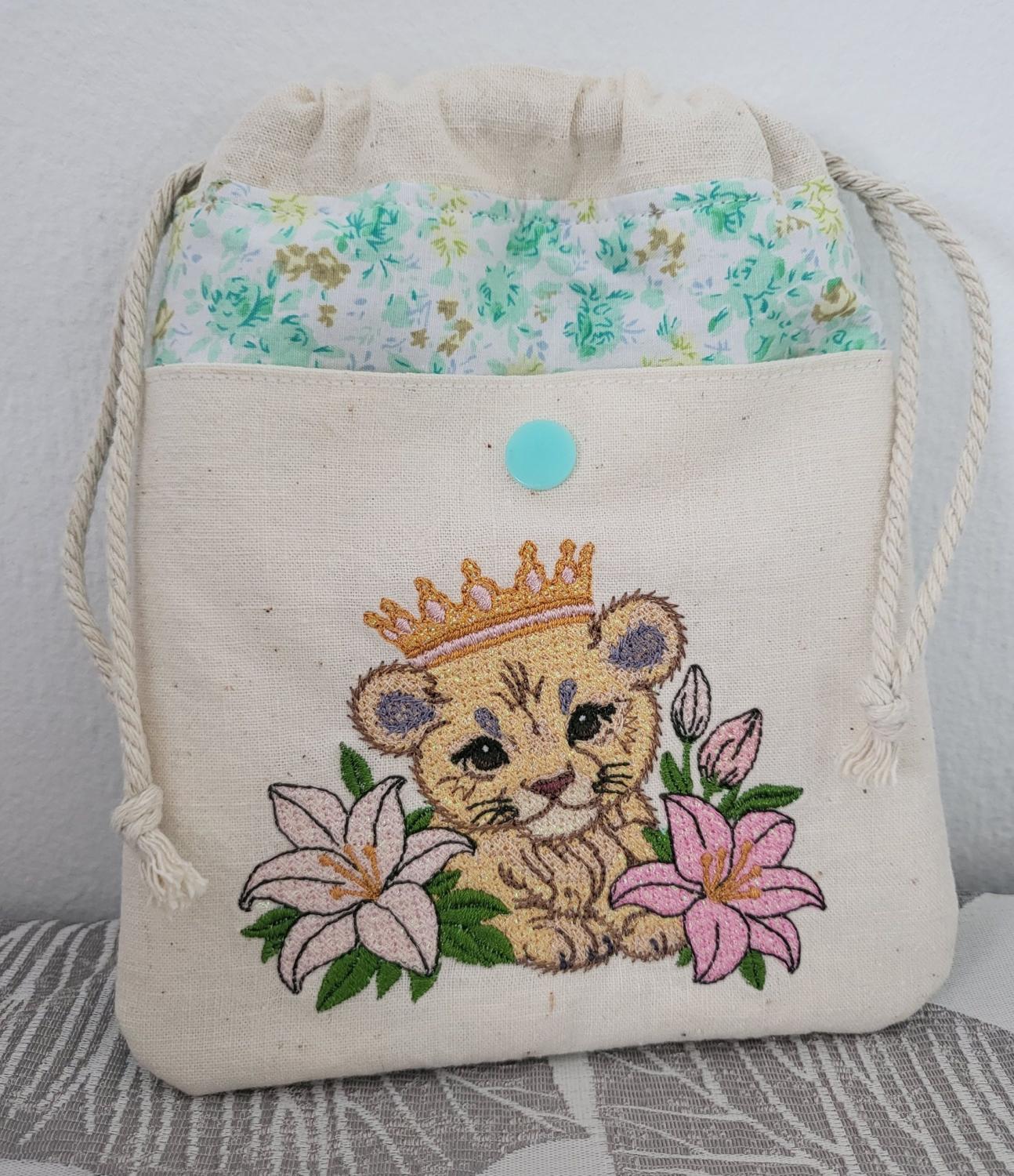 Sa Majesté Lionceau - Motif de Borderie - Format disponible Pack 4 tailles, 10x10, 15x15, 18x13, 26x16 ou 20x20