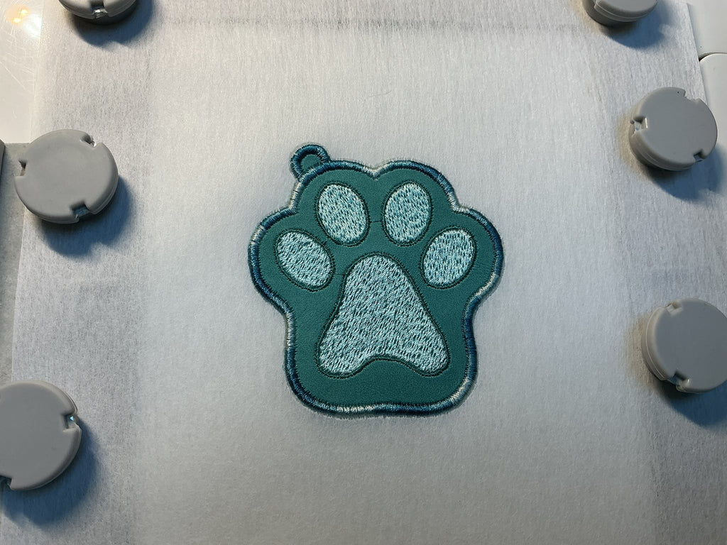 Porte-clé ITH Patte de Chien / Chat – Fichier Broderie Disponible 10x10