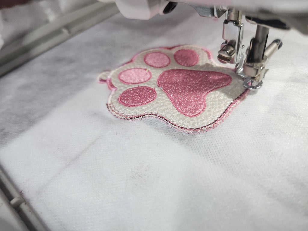Porte-clé ITH Patte de Chien / Chat – Fichier Broderie Disponible 10x10