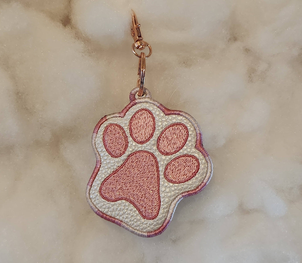 Porte-clé ITH Patte de Chien / Chat – Fichier Broderie Disponible 10x10