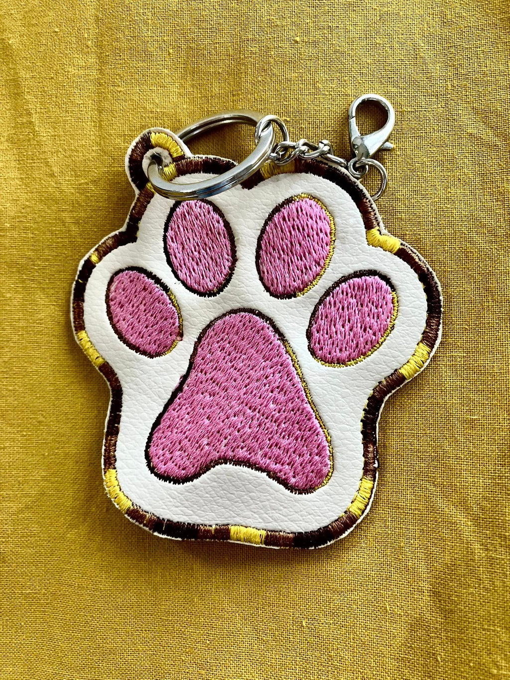 Porte-clé ITH Patte de Chien / Chat – Fichier Broderie Disponible 10x10