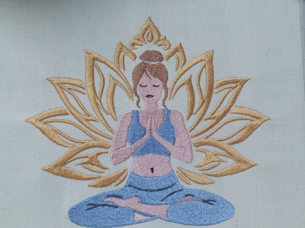Femme Méditation Lotus – Fichier Broderie Disponible 10x10 - 15x15 - Pack 2 Tailles