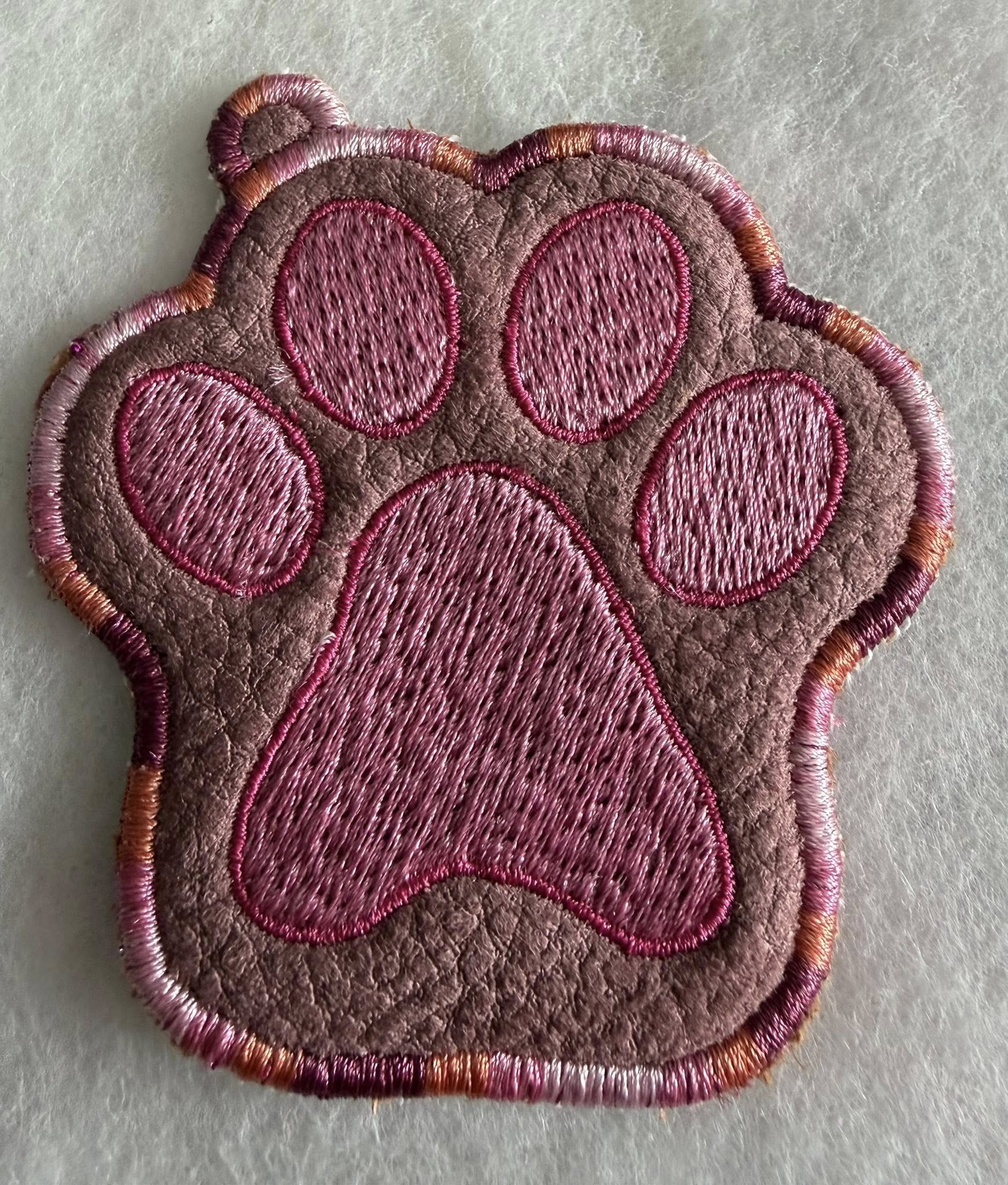 Porte-clé ITH Patte de Chien / Chat – Fichier Broderie Disponible 10x10