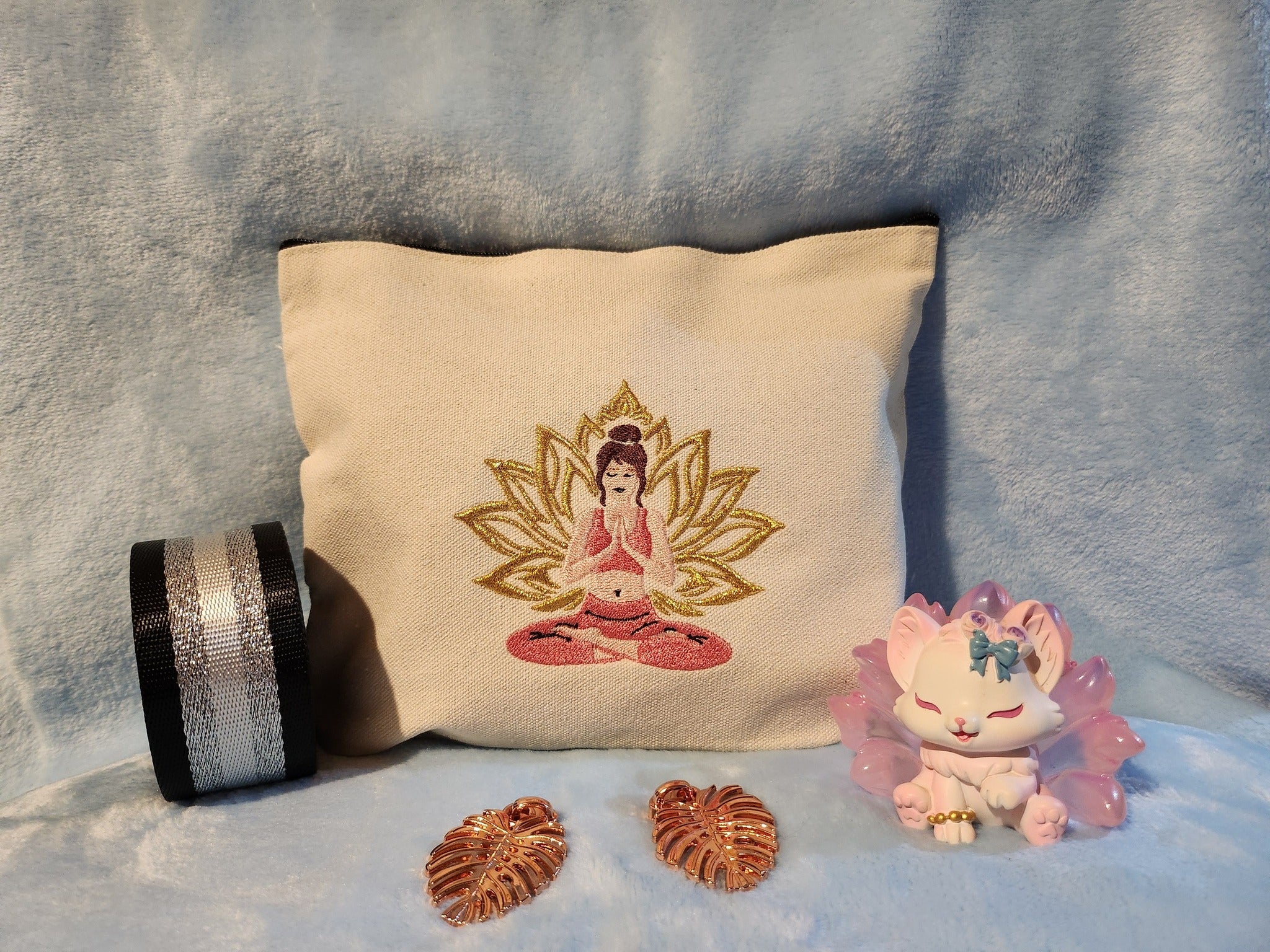 Femme Méditation Lotus – Fichier Broderie Disponible 10x10 - 15x15 - Pack 2 Tailles