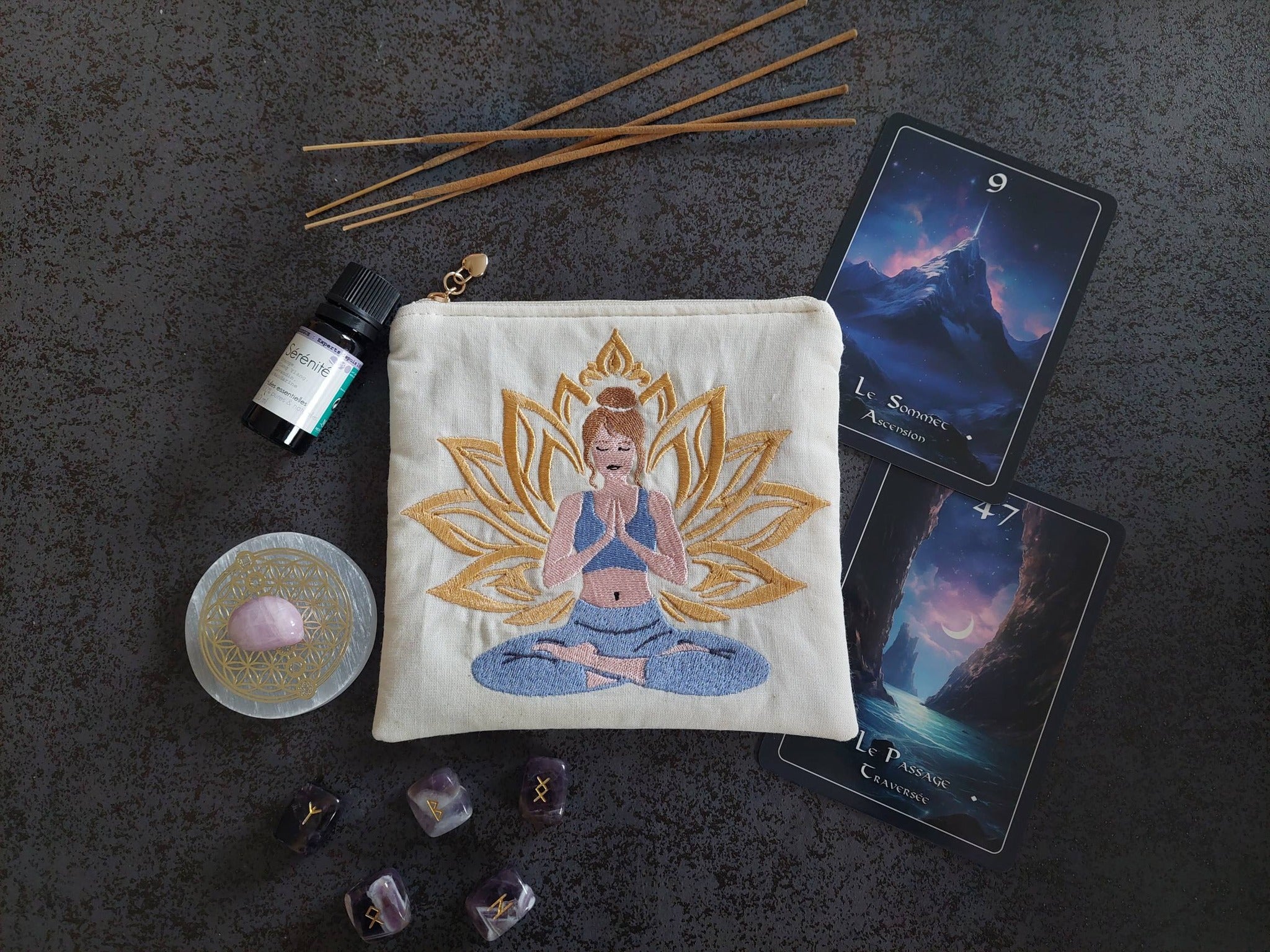 Femme Méditation Lotus – Fichier Broderie Disponible 10x10 - 15x15 - Pack 2 Tailles