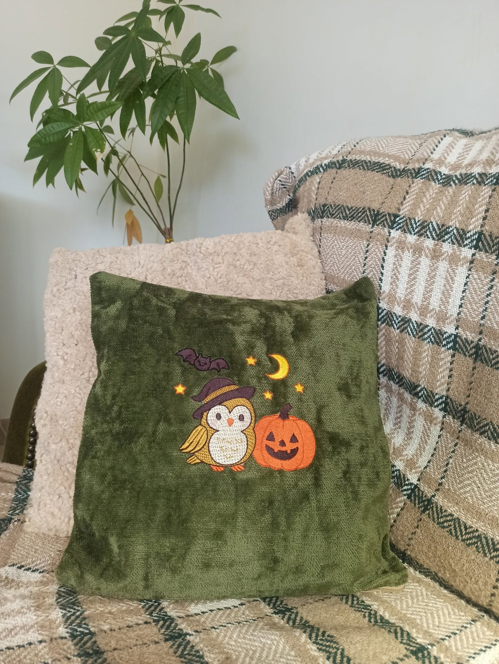 Motif de broderie machine Halloween chouette sorcière et citrouille avec chauve-souris lune et étoiles
