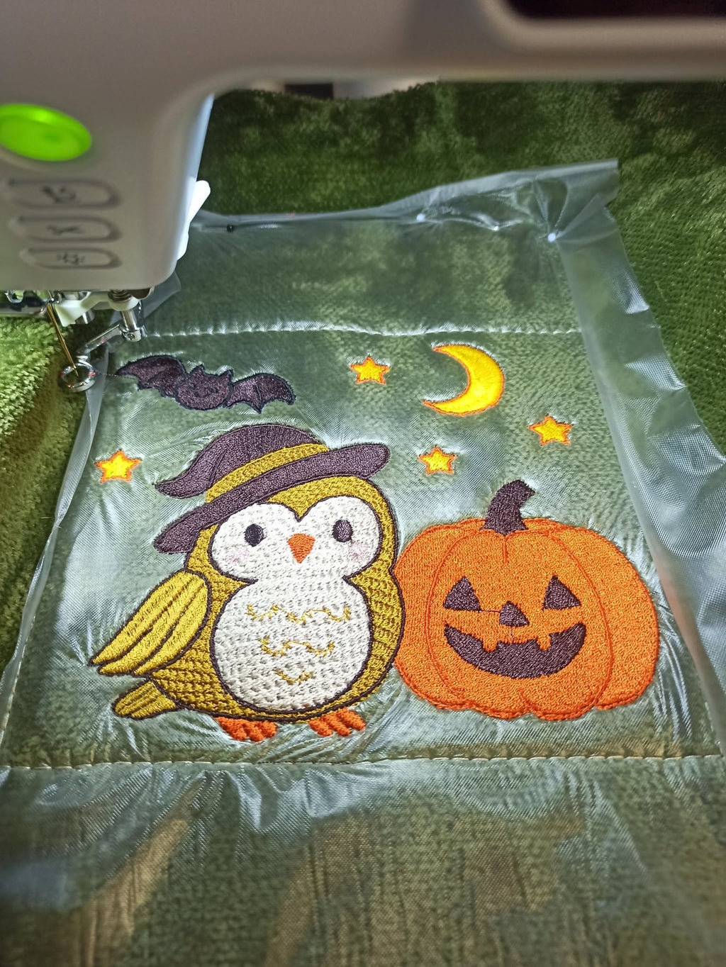 Motif de broderie machine Halloween chouette sorcière et citrouille avec chauve-souris lune et étoiles
