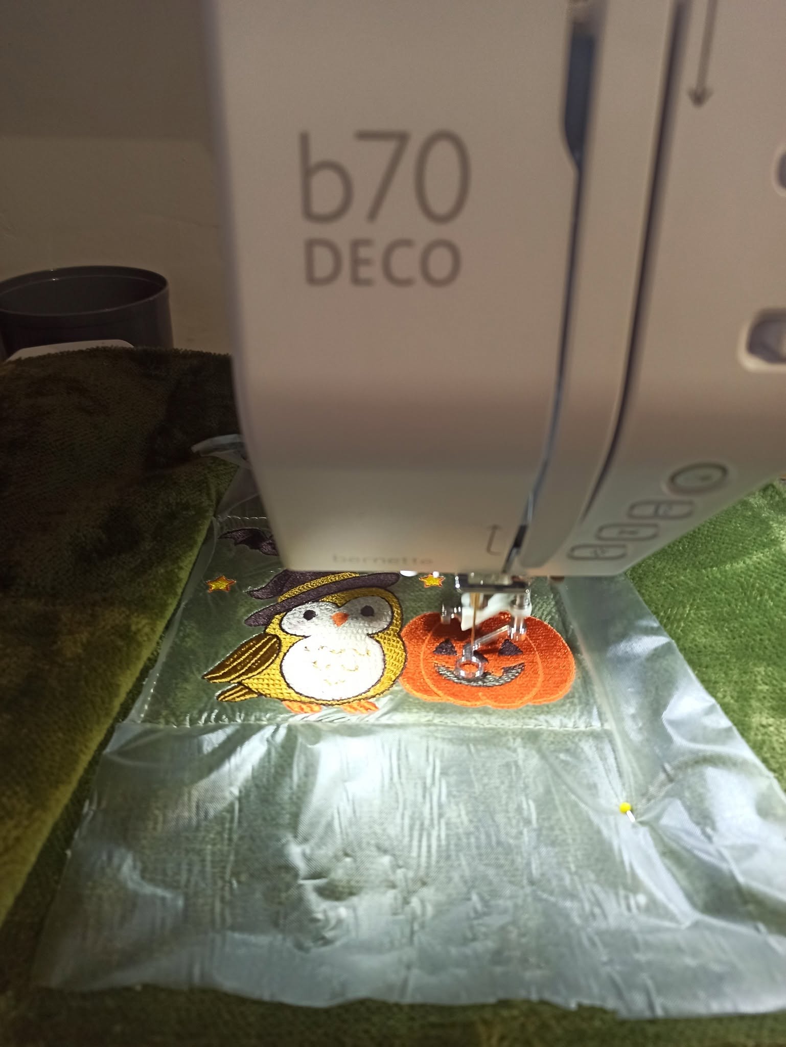 Motif de broderie machine Halloween chouette sorcière et citrouille avec chauve-souris lune et étoiles
