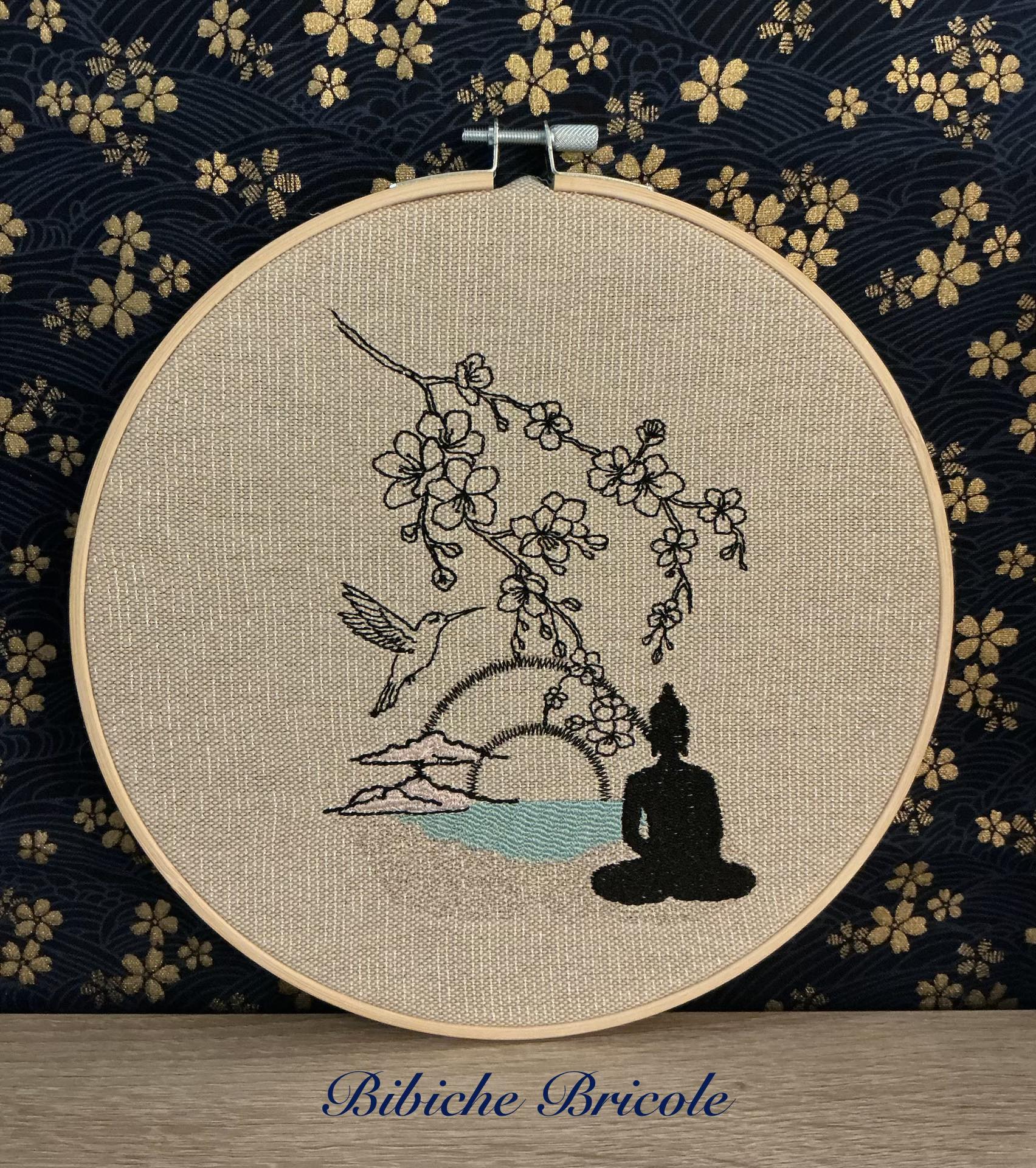 Paysage Zen Bouddha & Sakura Couleurs ou NB - Fichier broderie disponible 10x10, 15x15, 18x13, 20x20 ou 26x16, pack 4 tailles