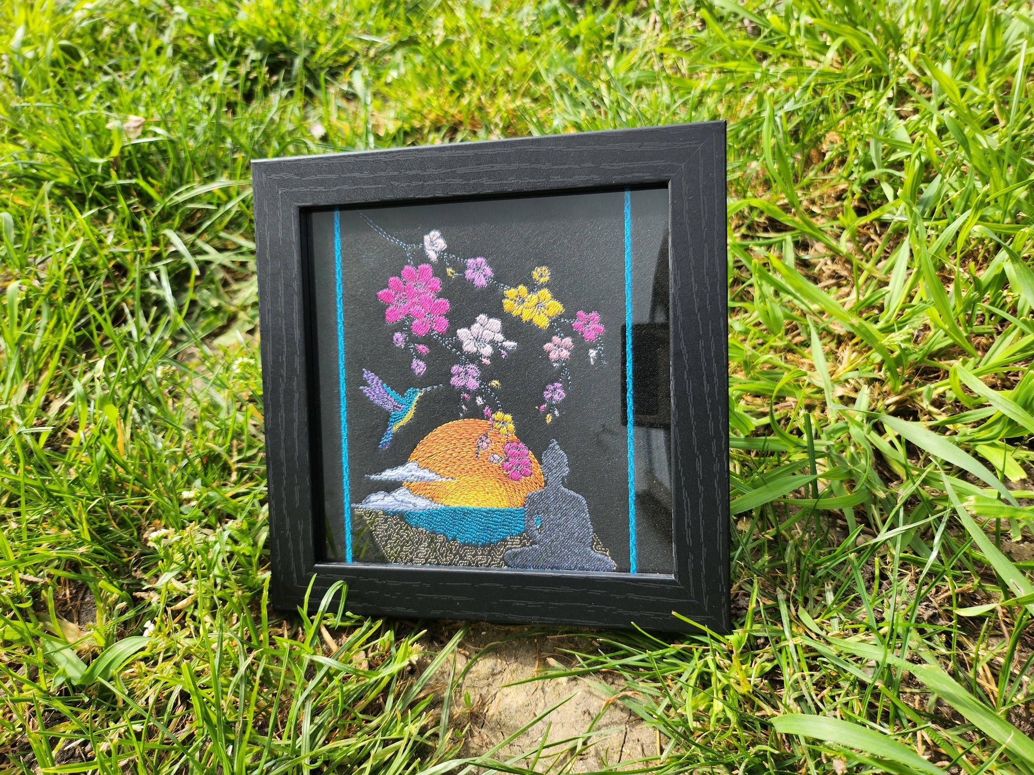 Paysage Zen Bouddha & Sakura Couleurs ou NB - Fichier broderie disponible 10x10, 15x15, 18x13, 20x20 ou 26x16, pack 4 tailles