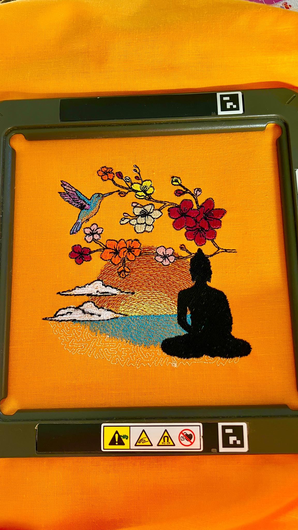 Paysage Zen Bouddha & Sakura Couleurs ou NB - Fichier broderie disponible 10x10, 15x15, 18x13, 20x20 ou 26x16, pack 4 tailles