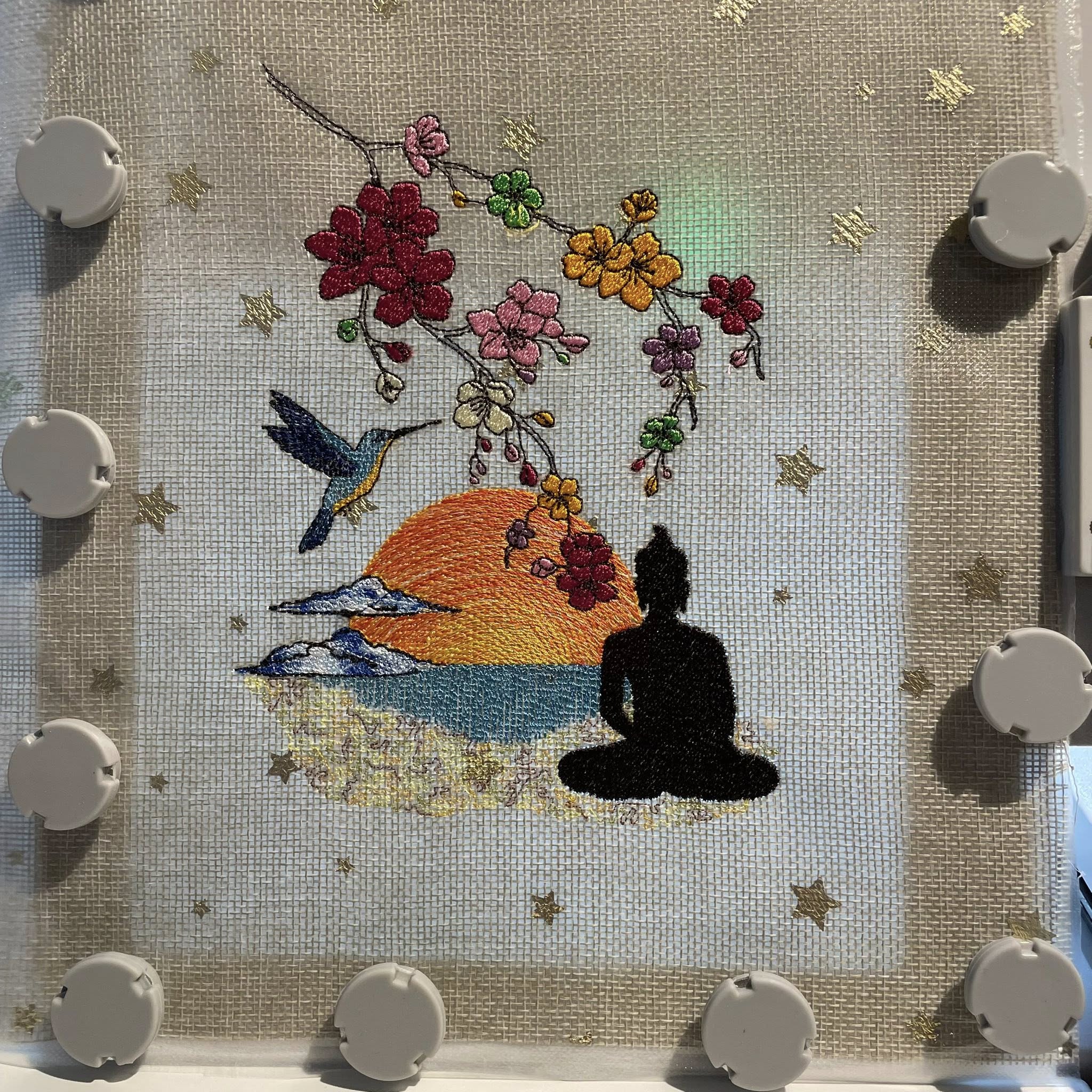 Paysage Zen Bouddha & Sakura Couleurs ou NB - Fichier broderie disponible 10x10, 15x15, 18x13, 20x20 ou 26x16, pack 4 tailles