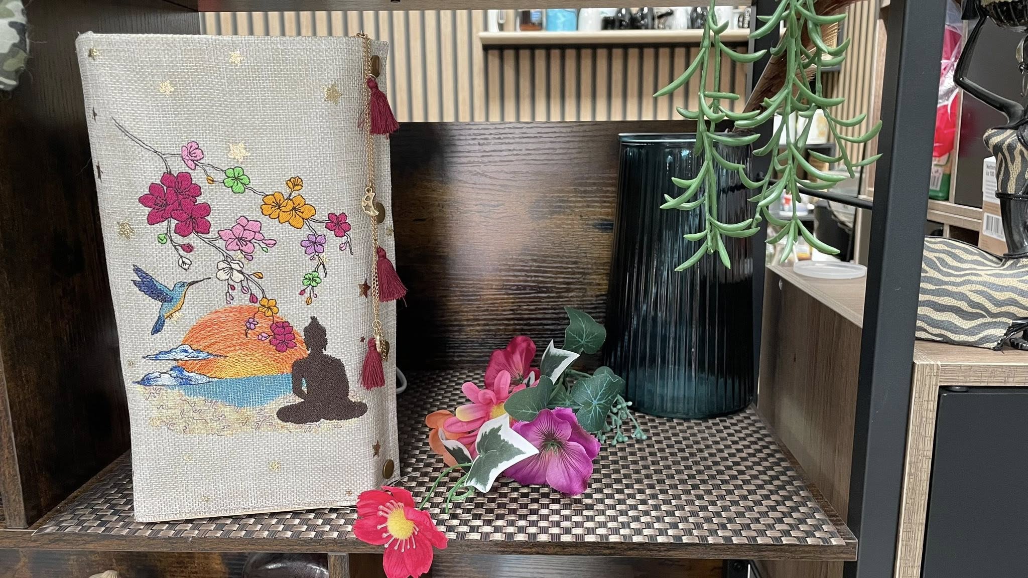Paysage Zen Bouddha & Sakura Couleurs ou NB - Fichier broderie disponible 10x10, 15x15, 18x13, 20x20 ou 26x16, pack 4 tailles