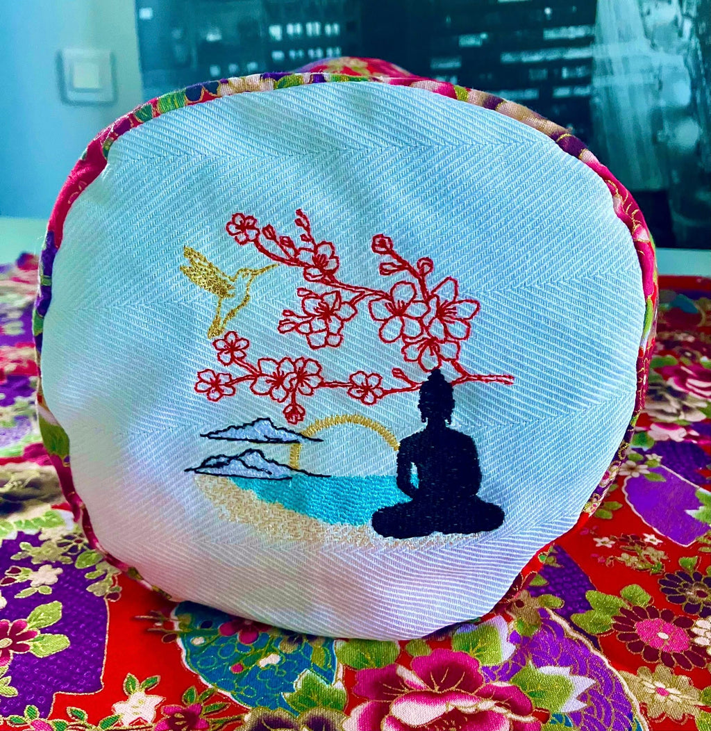 Paysage Zen Bouddha & Sakura Couleurs ou NB - Fichier broderie disponible 10x10, 15x15, 18x13, 20x20 ou 26x16, pack 4 tailles