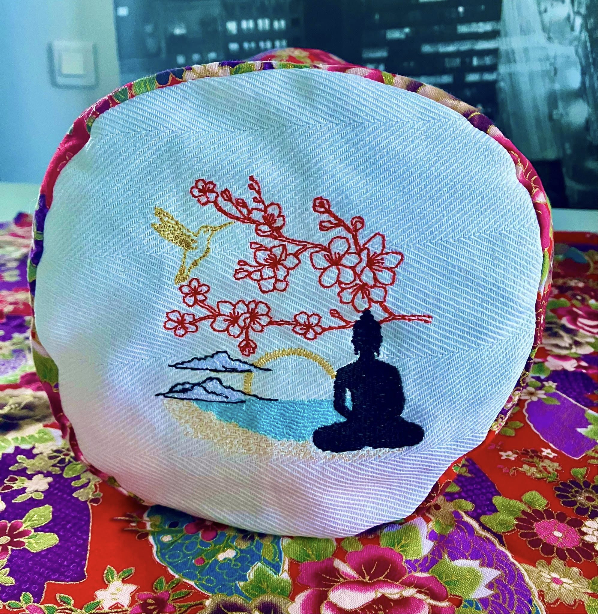 Paysage Zen Bouddha & Sakura Couleurs ou NB - Fichier broderie disponible 10x10, 15x15, 18x13, 20x20 ou 26x16, pack 4 tailles