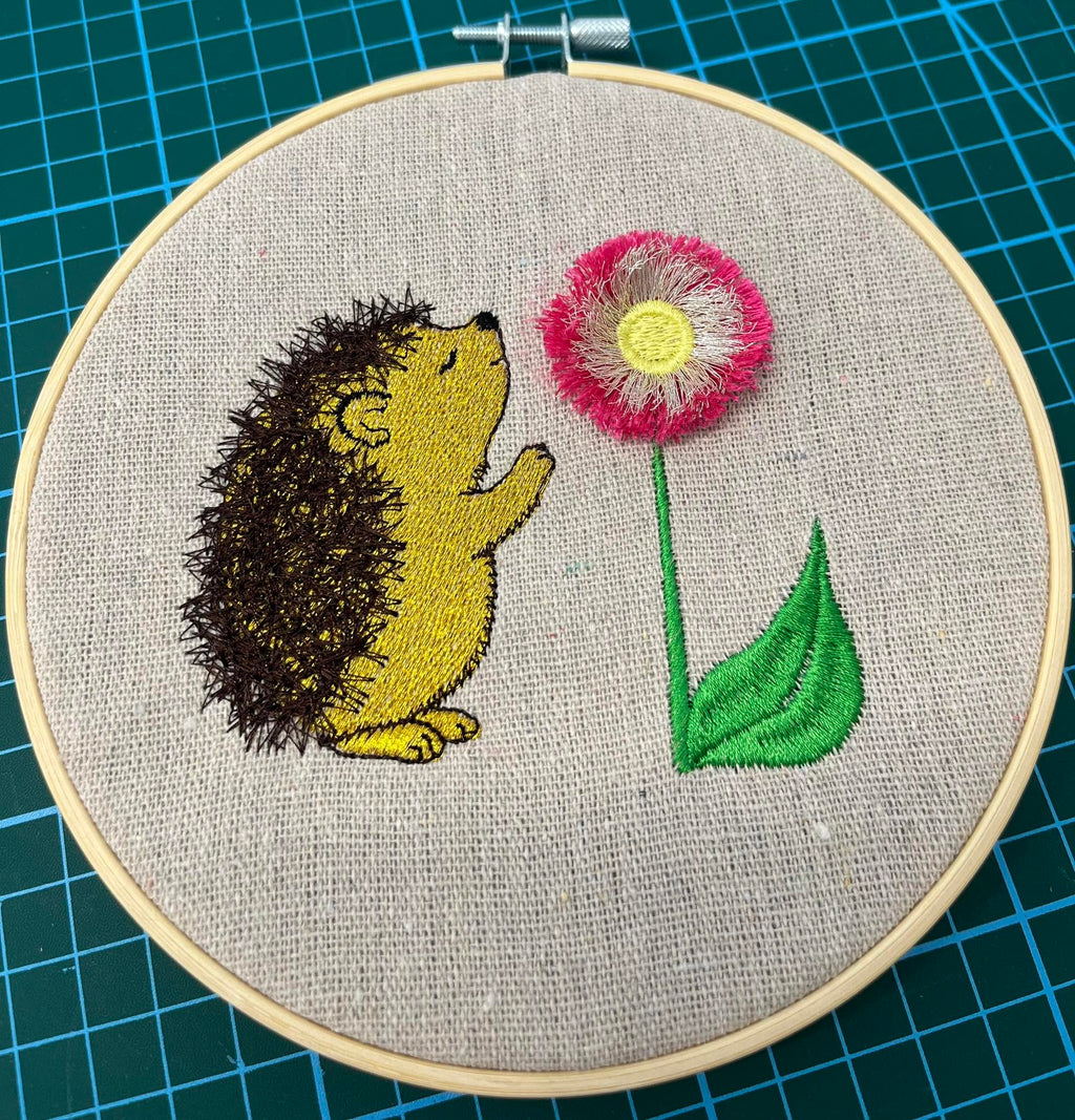 Hérisson & Fleur à Franges – Fichier Broderie Disponible 10x10