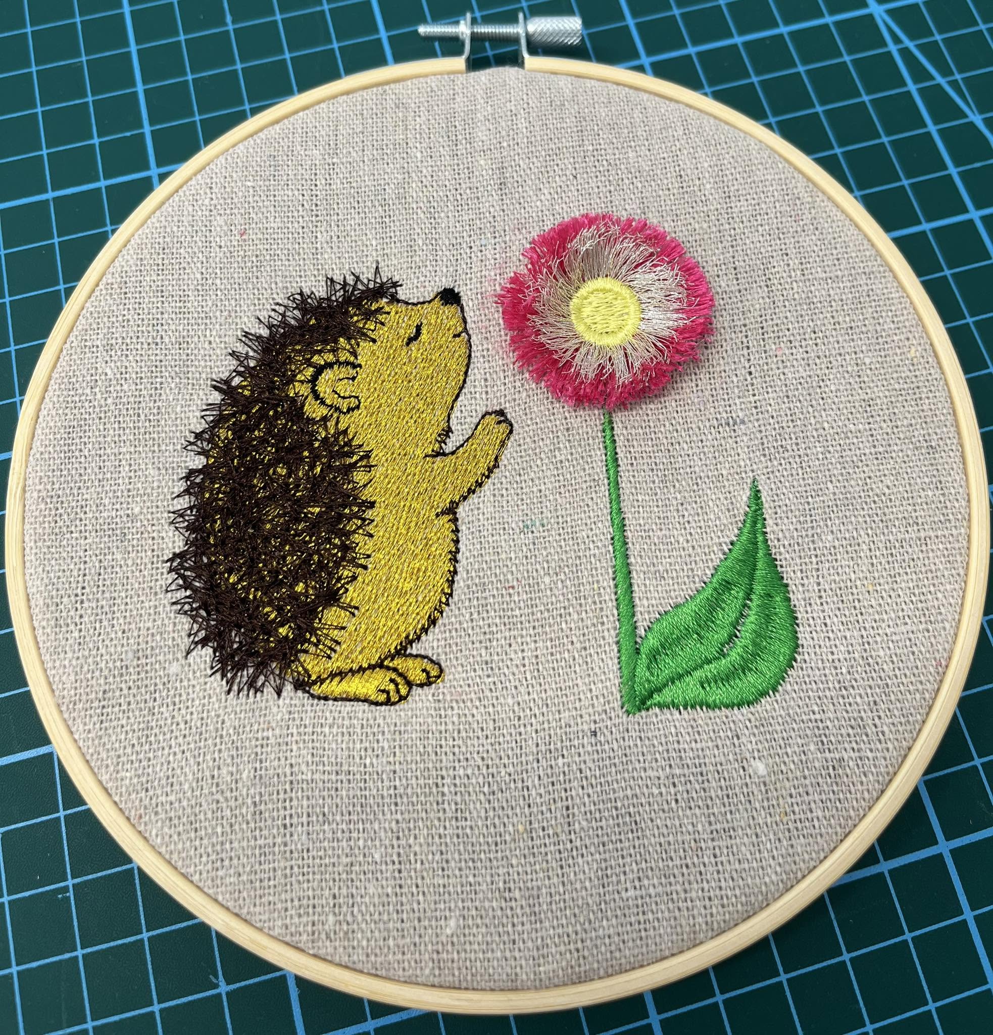 Hérisson & Fleur à Franges – Fichier Broderie Disponible 10x10