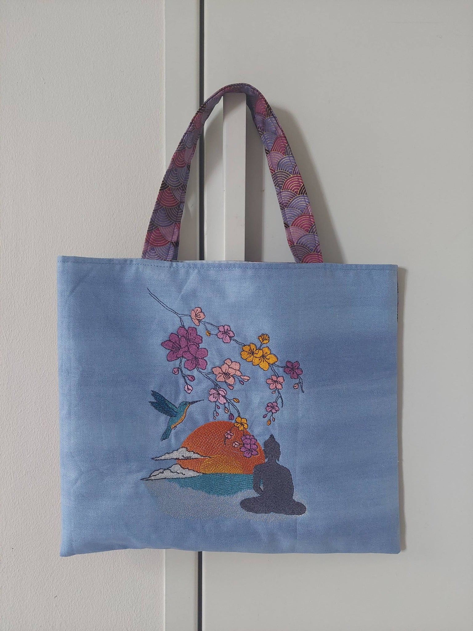 Paysage Zen Bouddha & Sakura Couleurs ou NB - Fichier broderie disponible 10x10, 15x15, 18x13, 20x20 ou 26x16, pack 4 tailles
