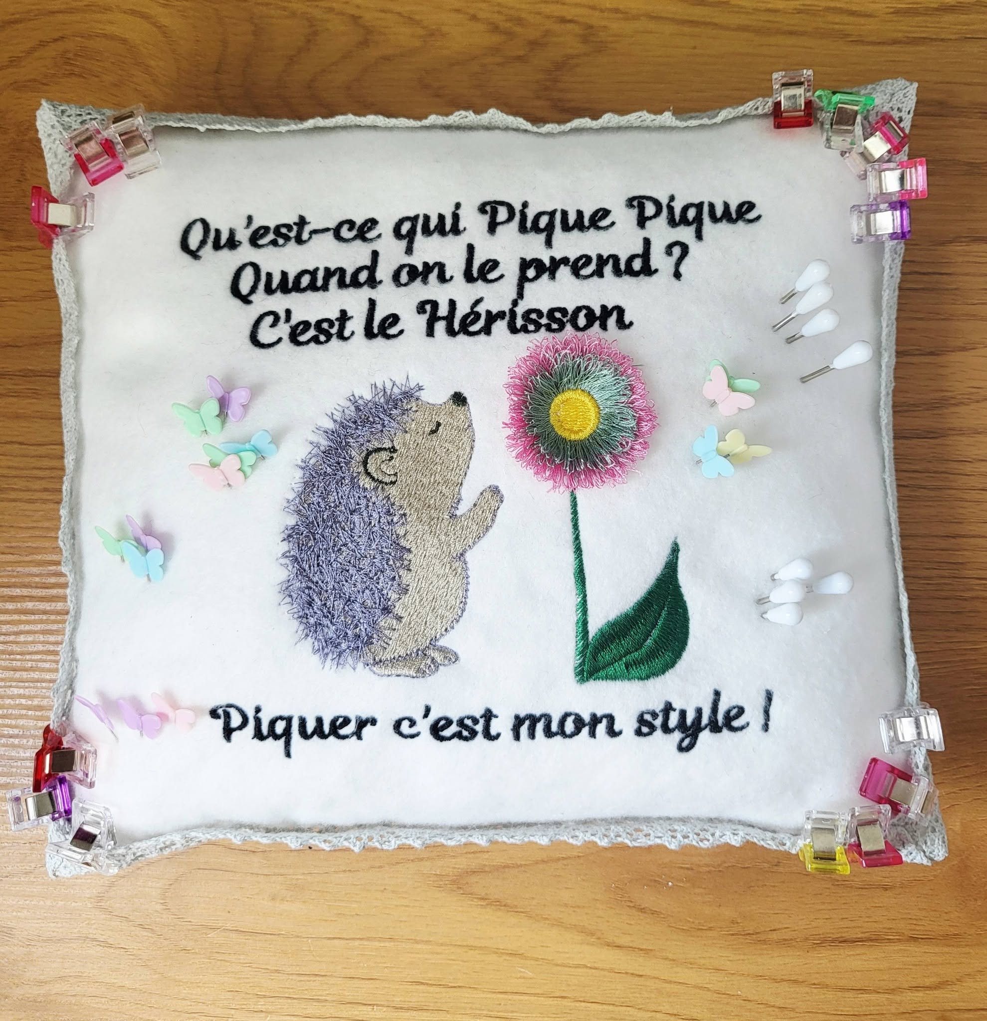 Hérisson & Fleur à Franges – Fichier Broderie Disponible 10x10