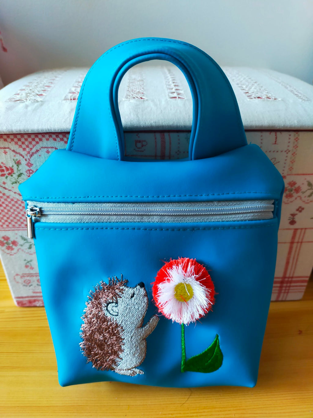 Hérisson & Fleur à Franges – Fichier Broderie Disponible 10x10