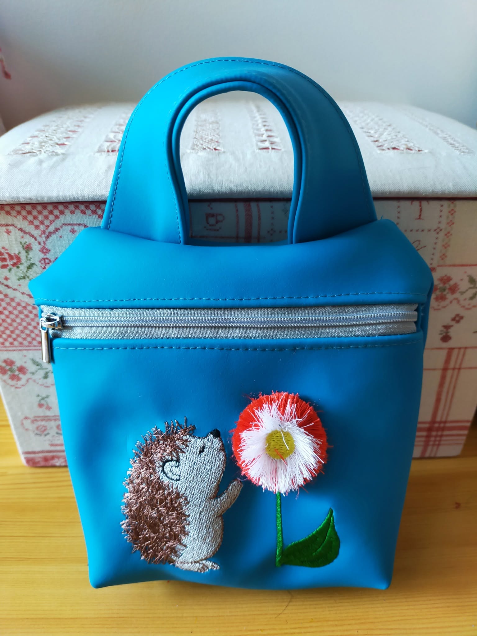 Hérisson & Fleur à Franges – Fichier Broderie Disponible 10x10