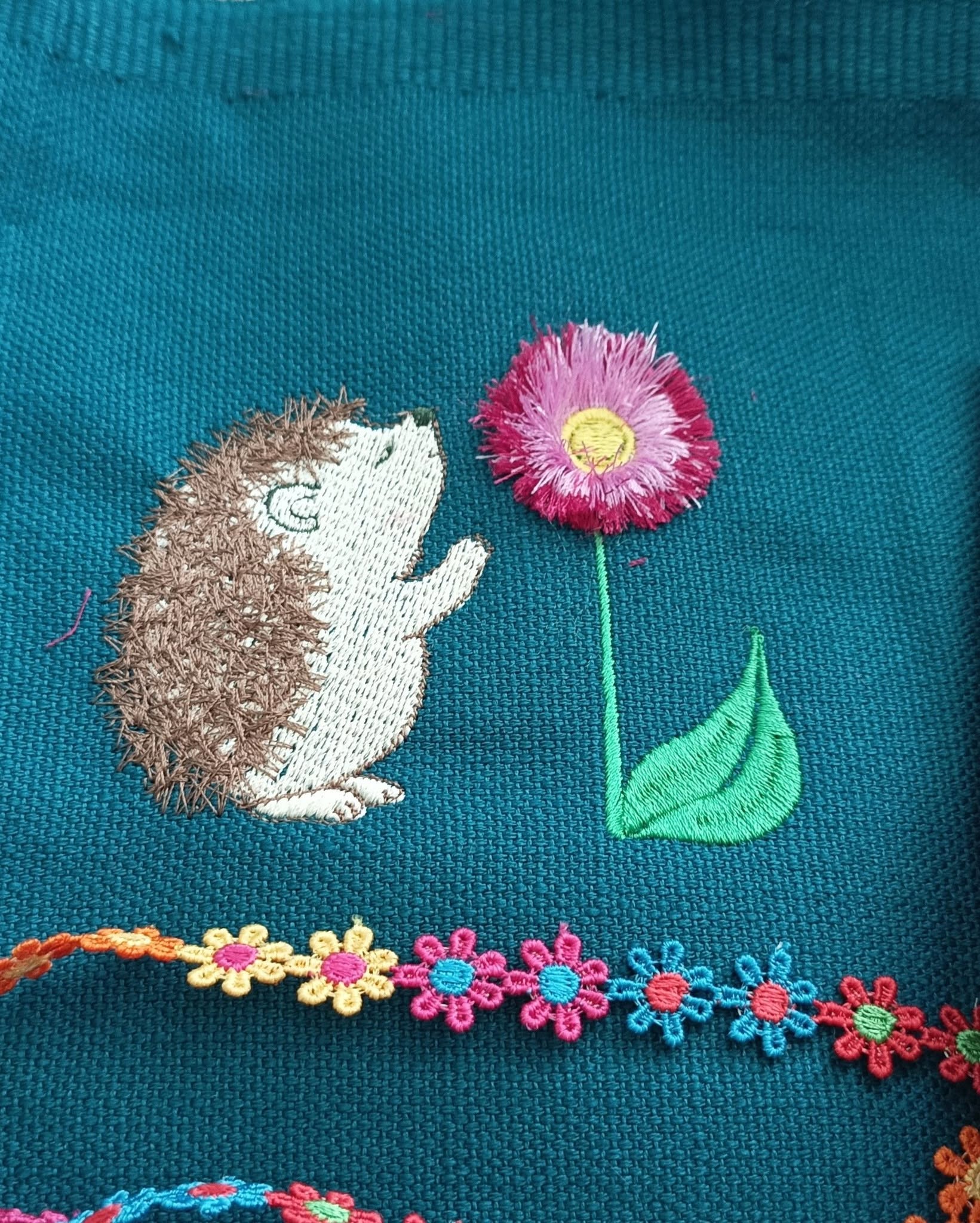 Hérisson & Fleur à Franges – Fichier Broderie Disponible 10x10