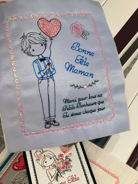 Carte ITH Bonne Fête Maman Garçon – Fichier Broderie 10x10 ou 15x15