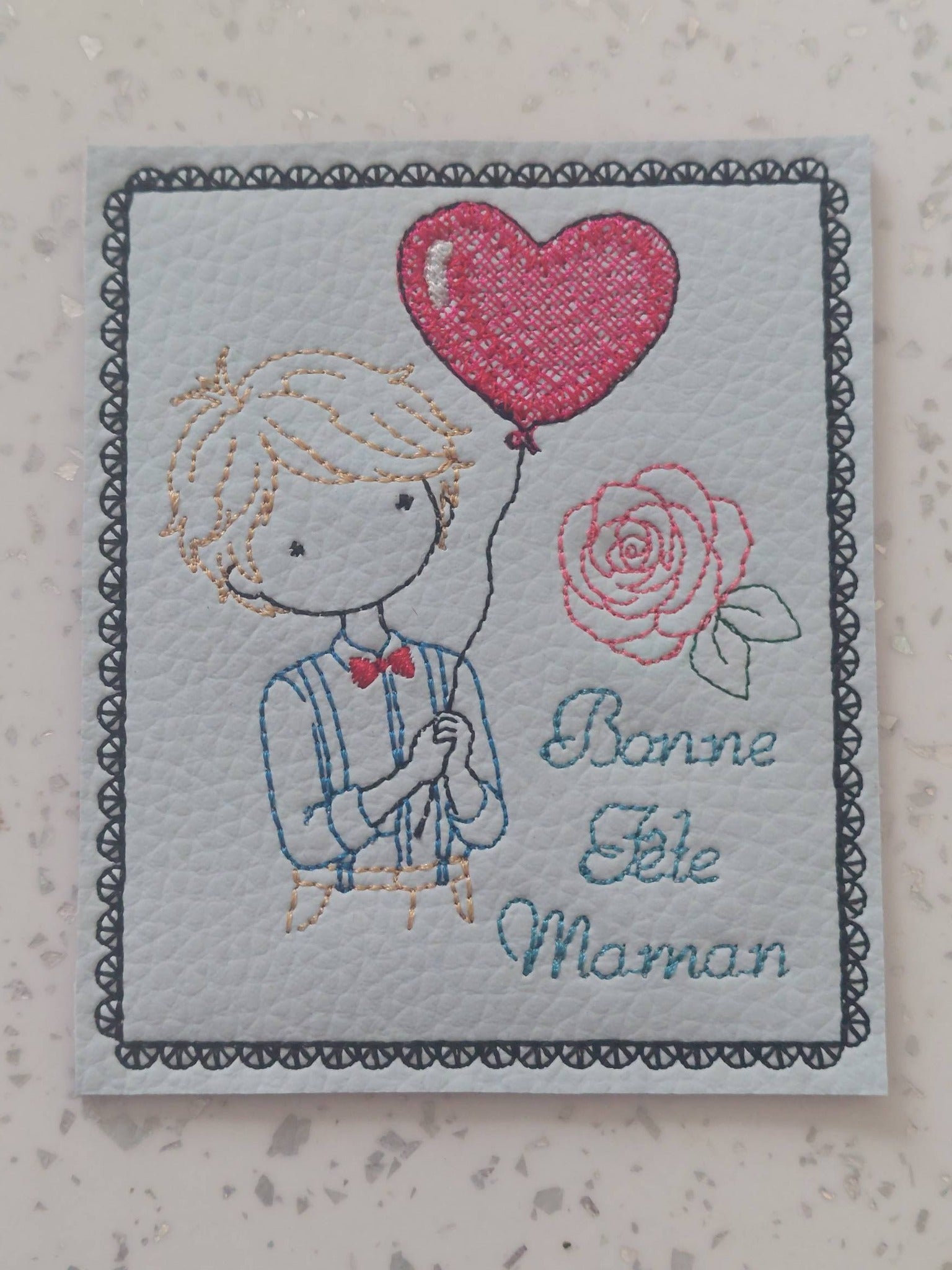 Carte ITH Bonne Fête Maman Garçon – Fichier Broderie 10x10 ou 15x15
