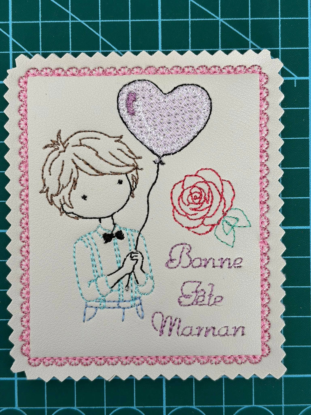 Carte ITH Bonne Fête Maman Garçon – Fichier Broderie 10x10 ou 15x15