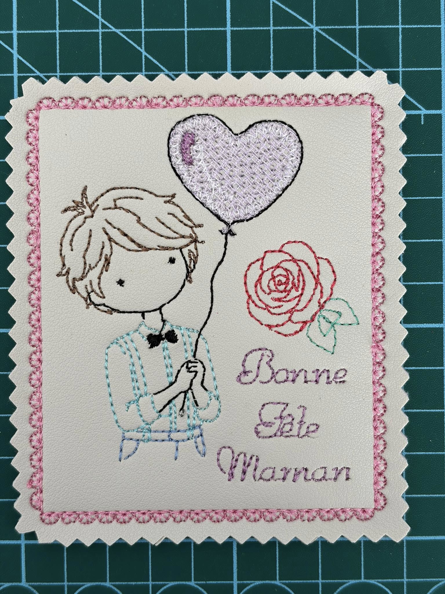 Carte ITH Bonne Fête Maman Garçon – Fichier Broderie 10x10 ou 15x15