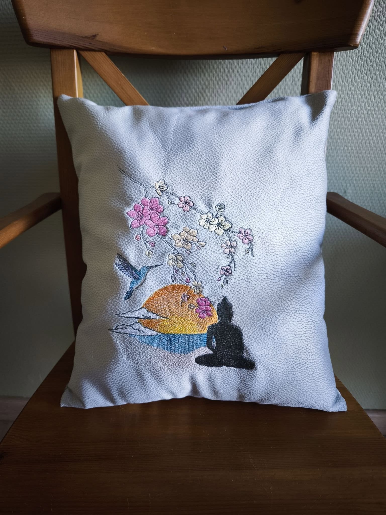 Paysage Zen Bouddha & Sakura Couleurs ou NB - Fichier broderie disponible 10x10, 15x15, 18x13, 20x20 ou 26x16, pack 4 tailles