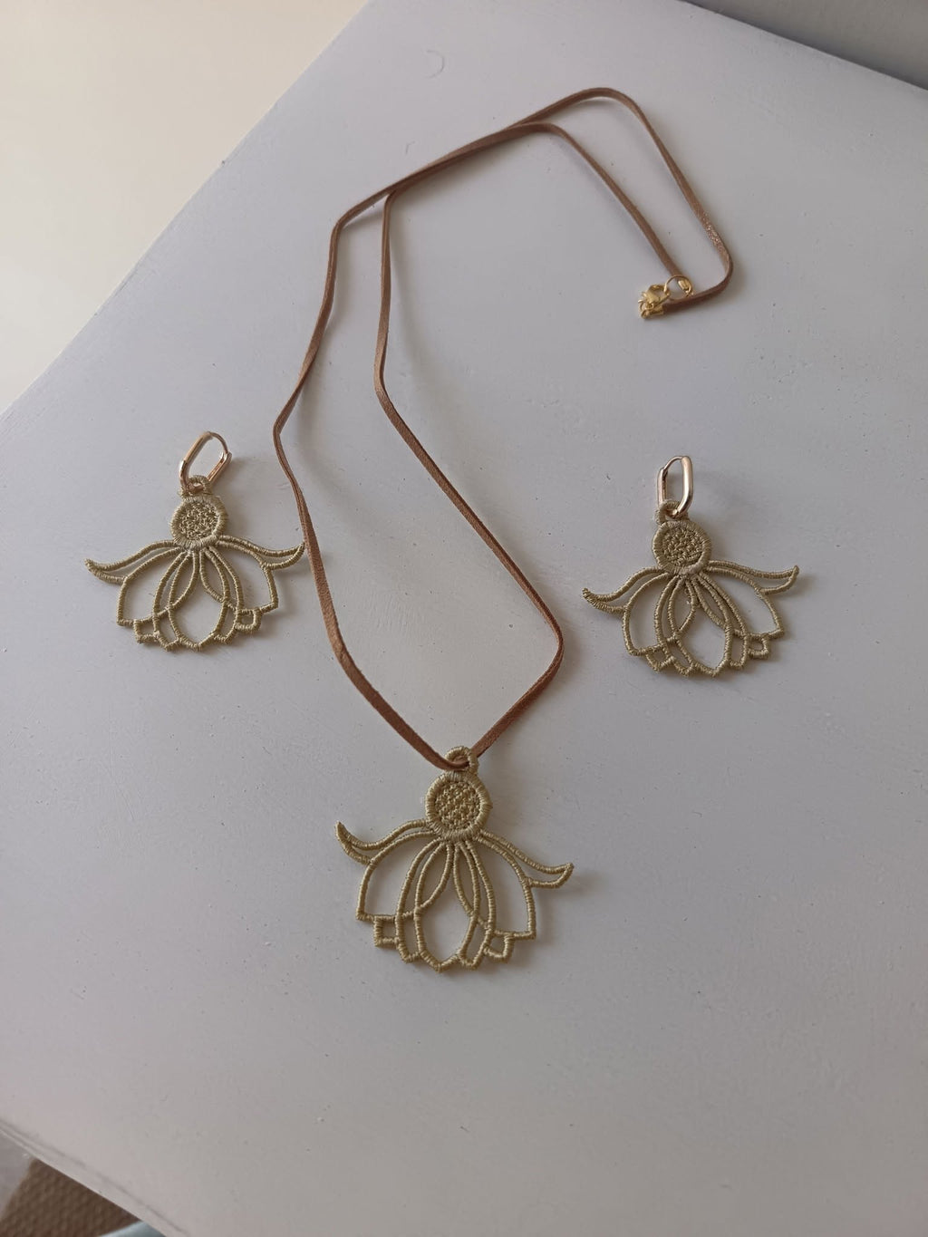 Boucles d'Oreilles FSL Lotus – Fichier Broderie Disponible 10x10 - Plaque 2 Paires