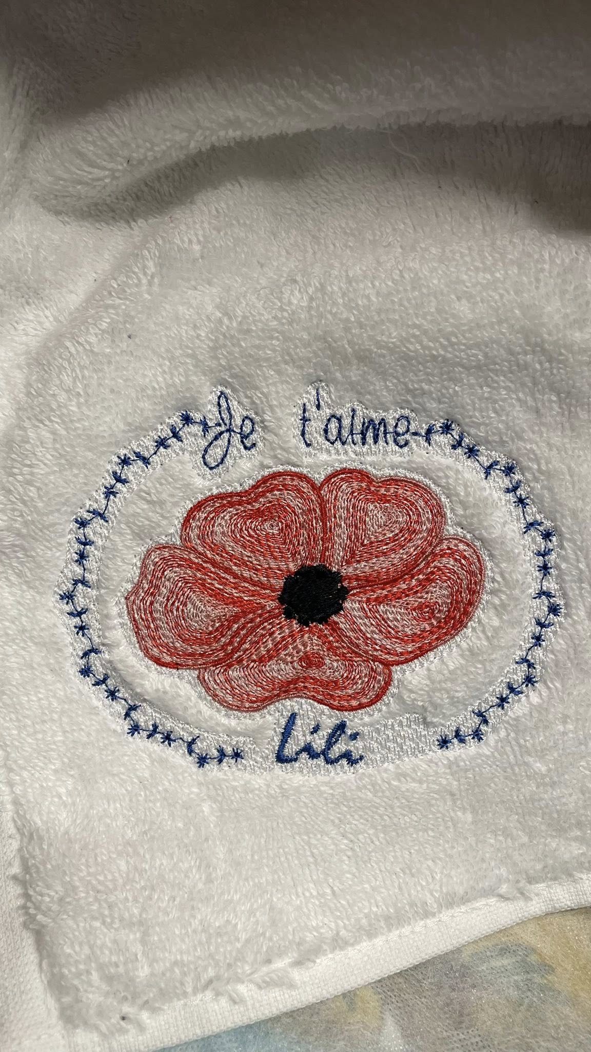 Je t'aime Maman Coquelicot – Motif de broderie - Format disponible 10x10, 15x15, 26x16 ou 20x20 et version embossé ou 13x18, pack 2 tailles