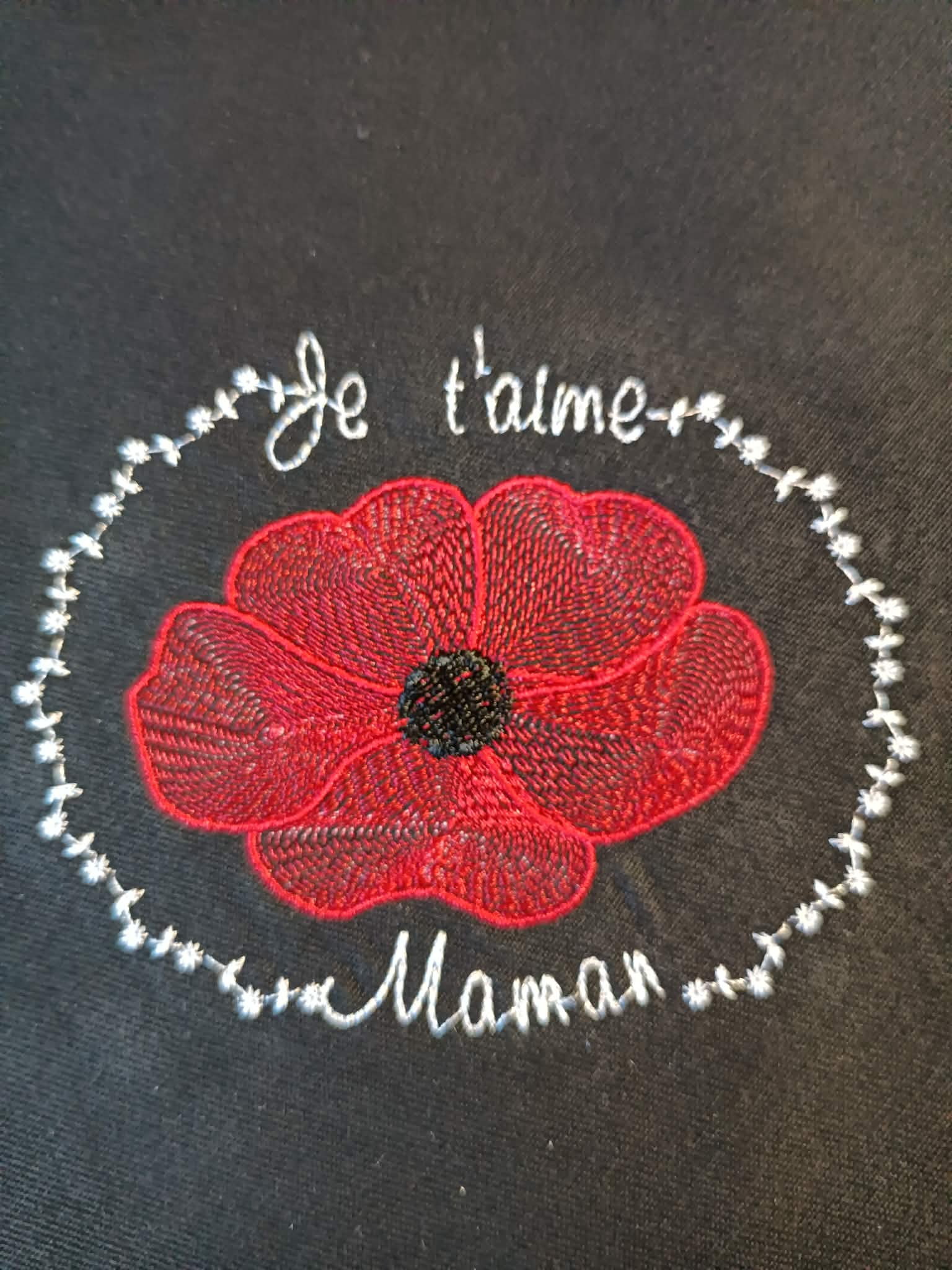 Je t'aime Maman Coquelicot – Motif de broderie - Format disponible 10x10, 15x15, 26x16 ou 20x20 et version embossé ou 13x18, pack 2 tailles