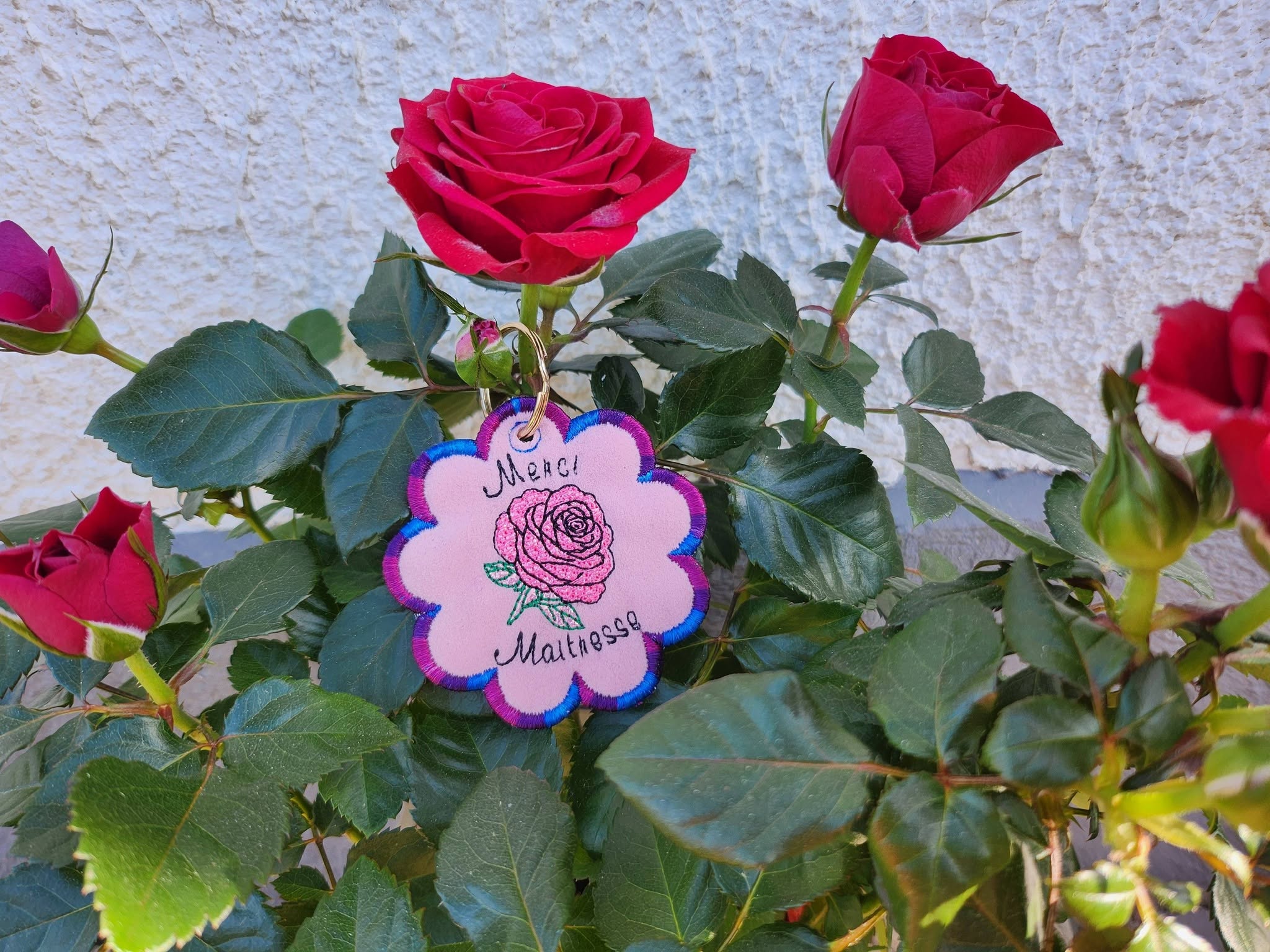 Porte-clé ITH Rose – Fichier Broderie Disponible 10x10 - Pack Collection