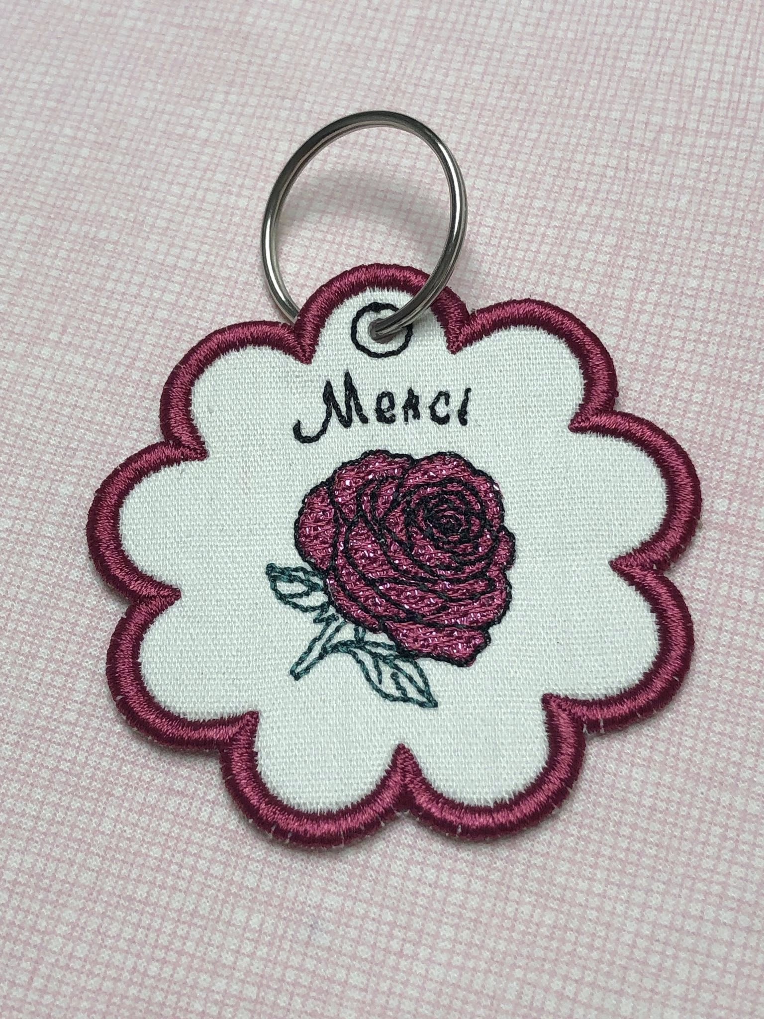 Porte-clé ITH Rose – Fichier Broderie Disponible 10x10 - Pack Collection
