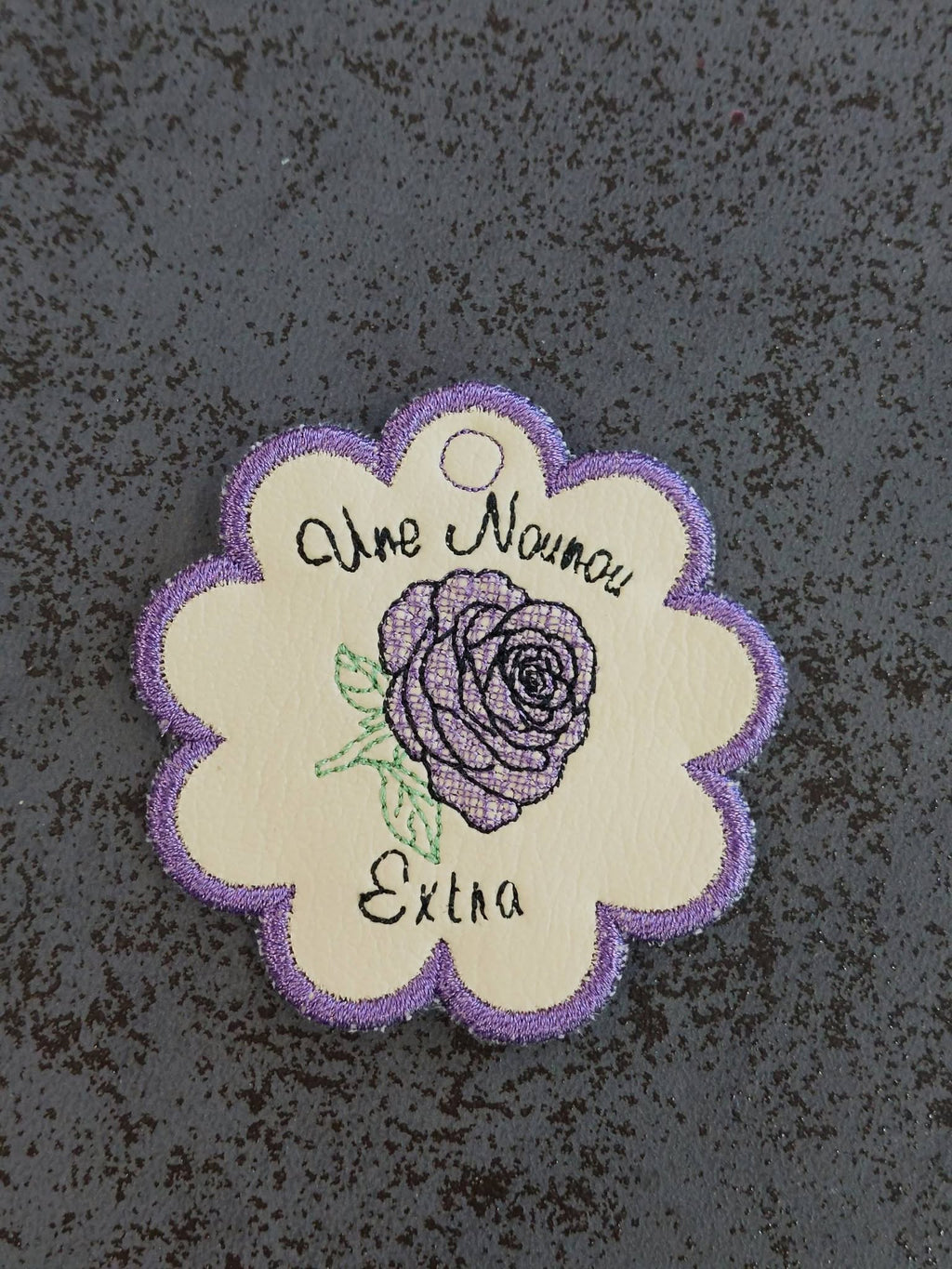 Porte-clé ITH Rose – Fichier Broderie Disponible 10x10 - Pack Collection
