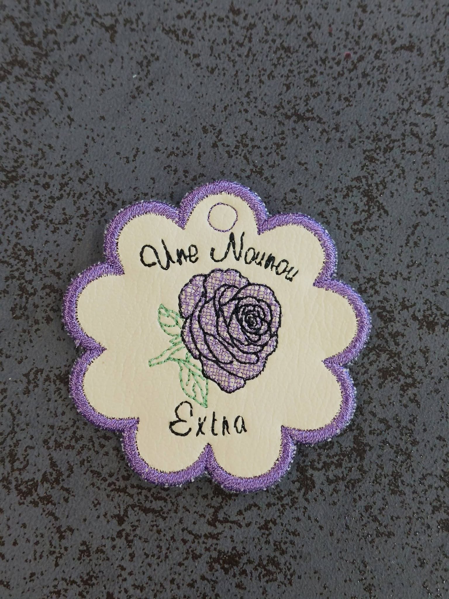 Porte-clé ITH Rose – Fichier Broderie Disponible 10x10 - Pack Collection