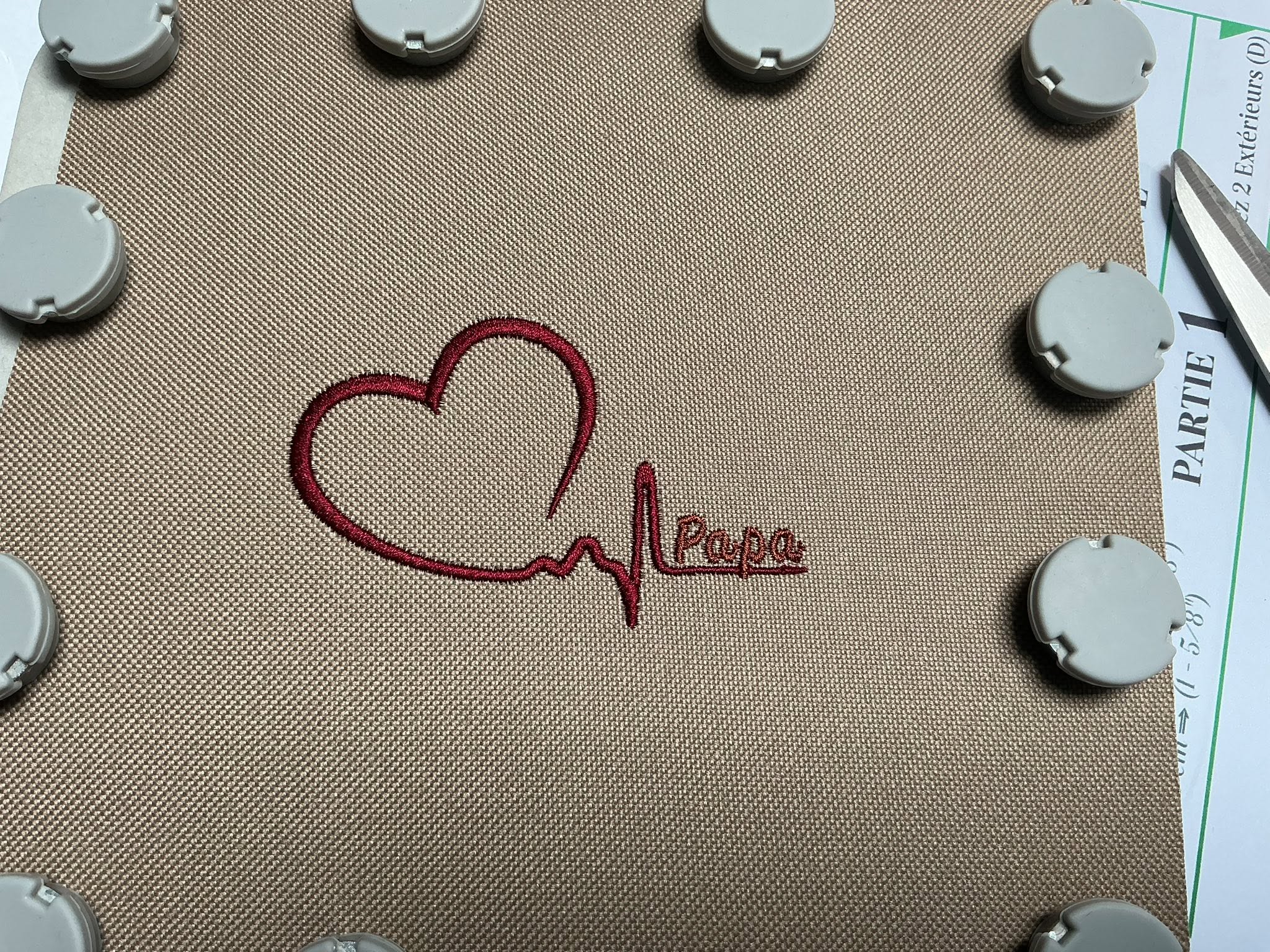 Papa, Mon Battement de Cœur – Fichier Broderie Disponible 10x10