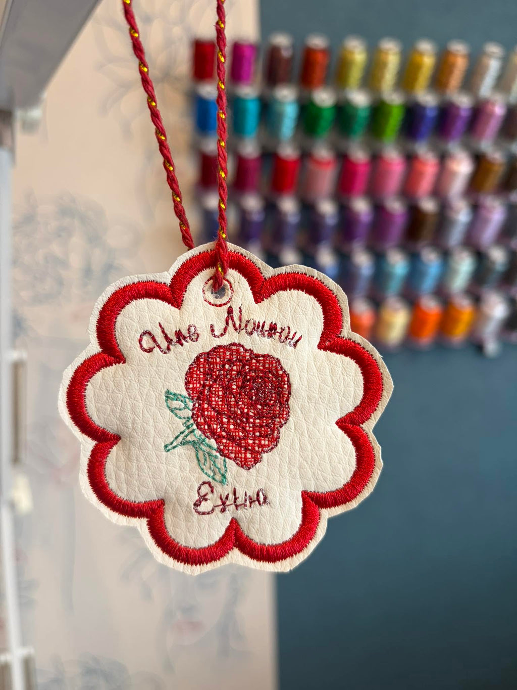 Porte-clé ITH Rose – Fichier Broderie Disponible 10x10 - Pack Collection