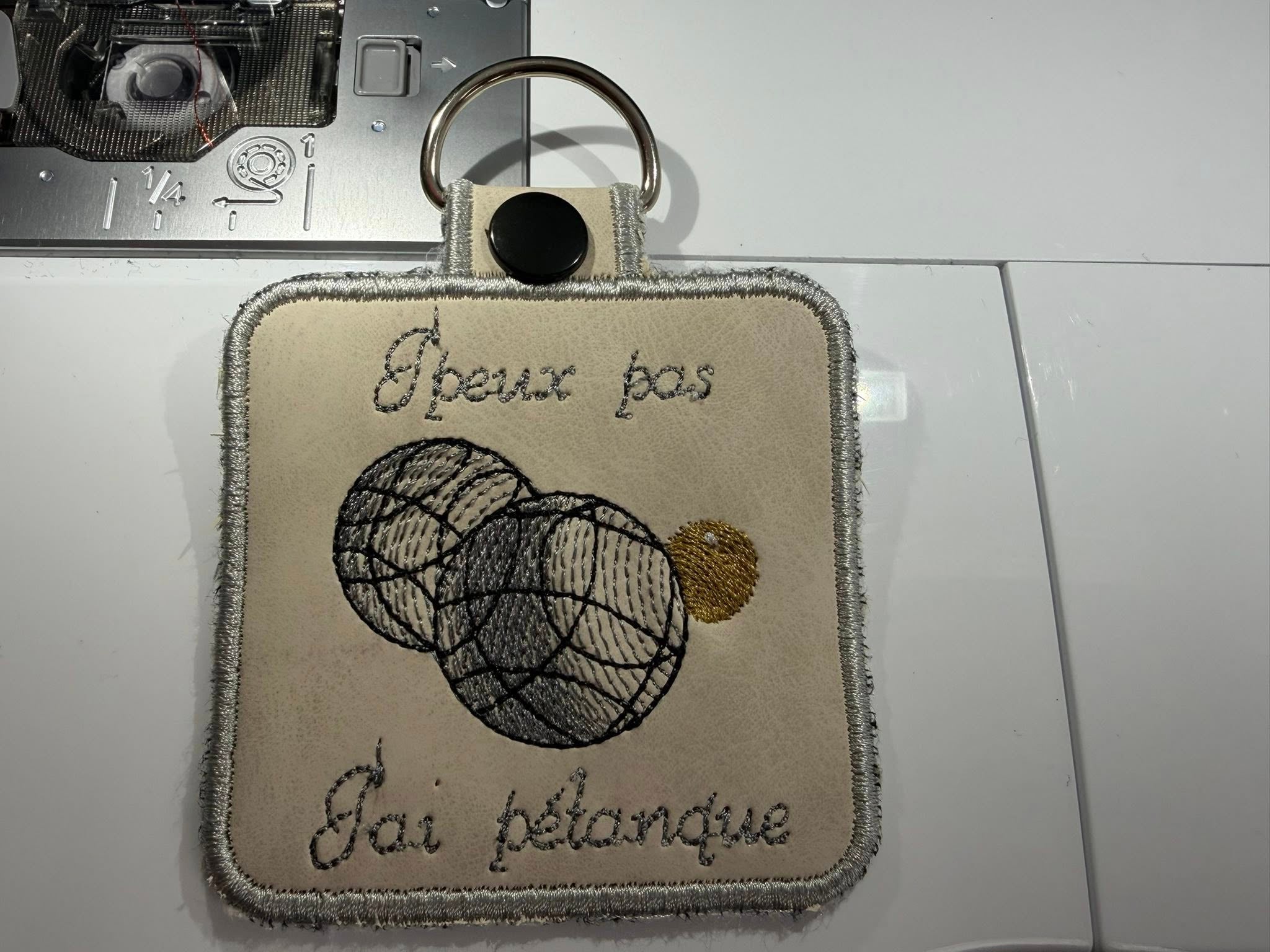 Porte-clé ITH J'peux pas, j'ai pétanque 10x10 | Motif Broderie Machine Pétanque