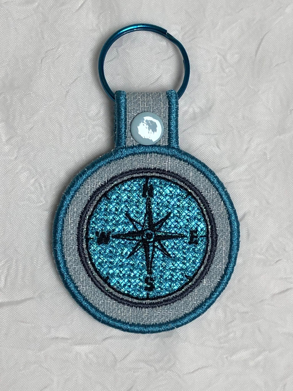 Porte-clé ITH Boussole 10x10 | Motif Broderie Machine Cadeau Aventurier