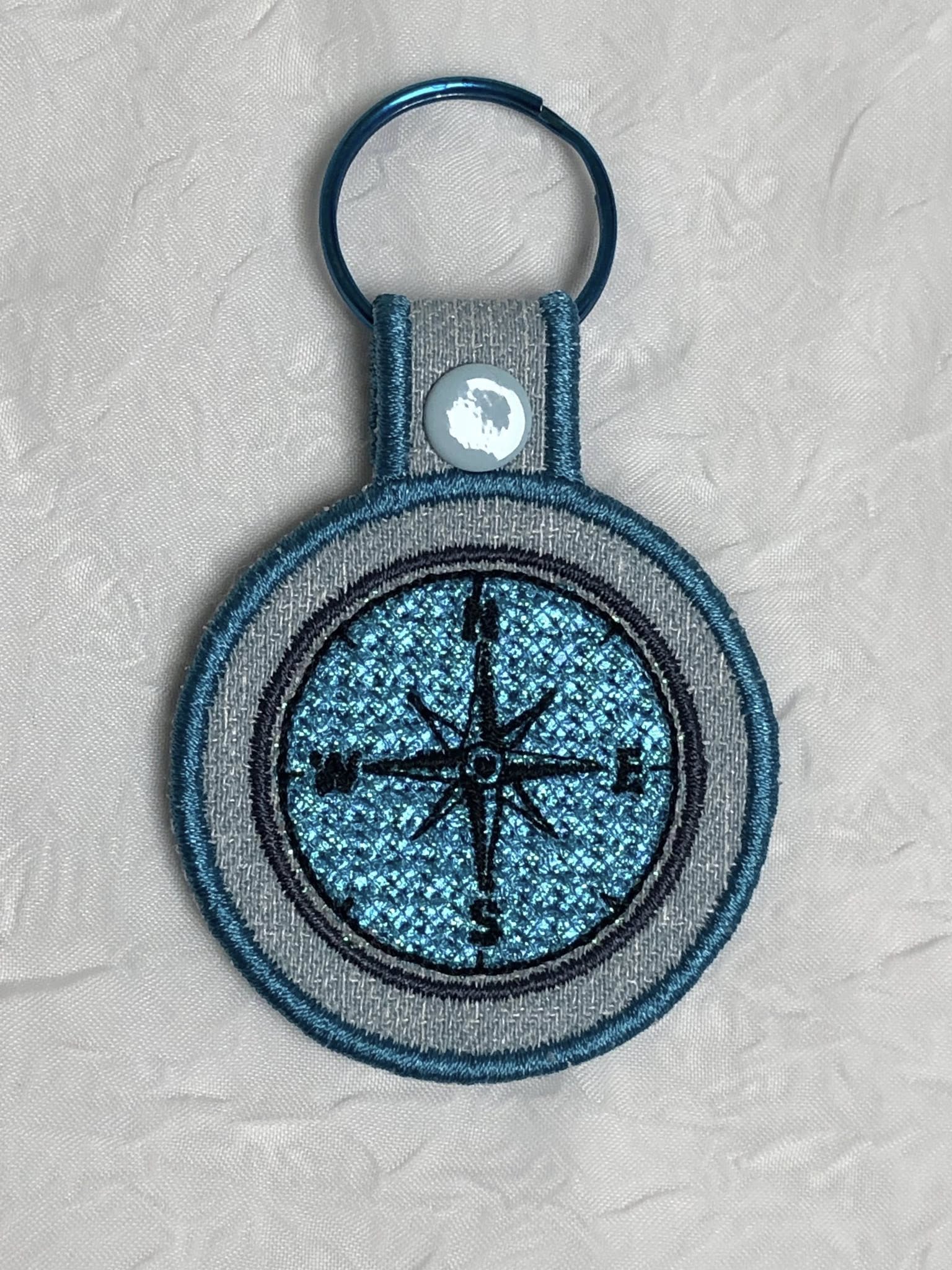 Porte-clé ITH Boussole 10x10 | Motif Broderie Machine Cadeau Aventurier