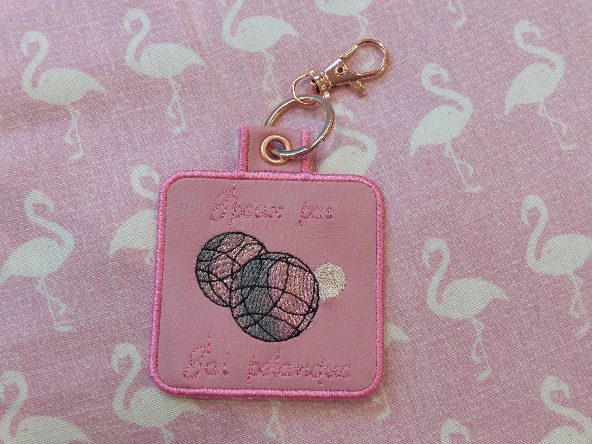 Porte-clé ITH J'peux pas, j'ai pétanque – Fichier Broderie Disponible 10x10
