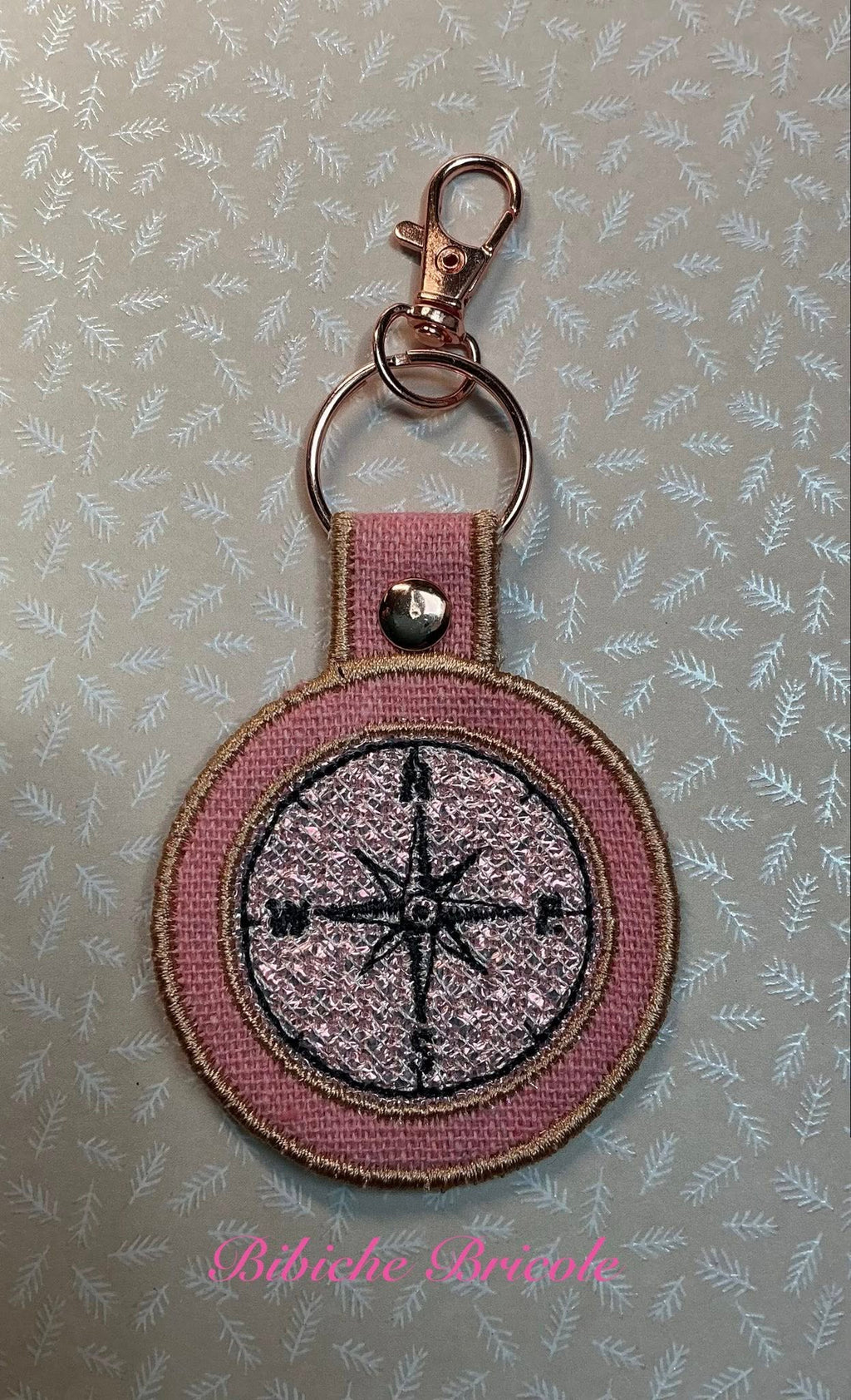 Porte-clé ITH Boussole 10x10 | Motif Broderie Machine Cadeau Aventurier