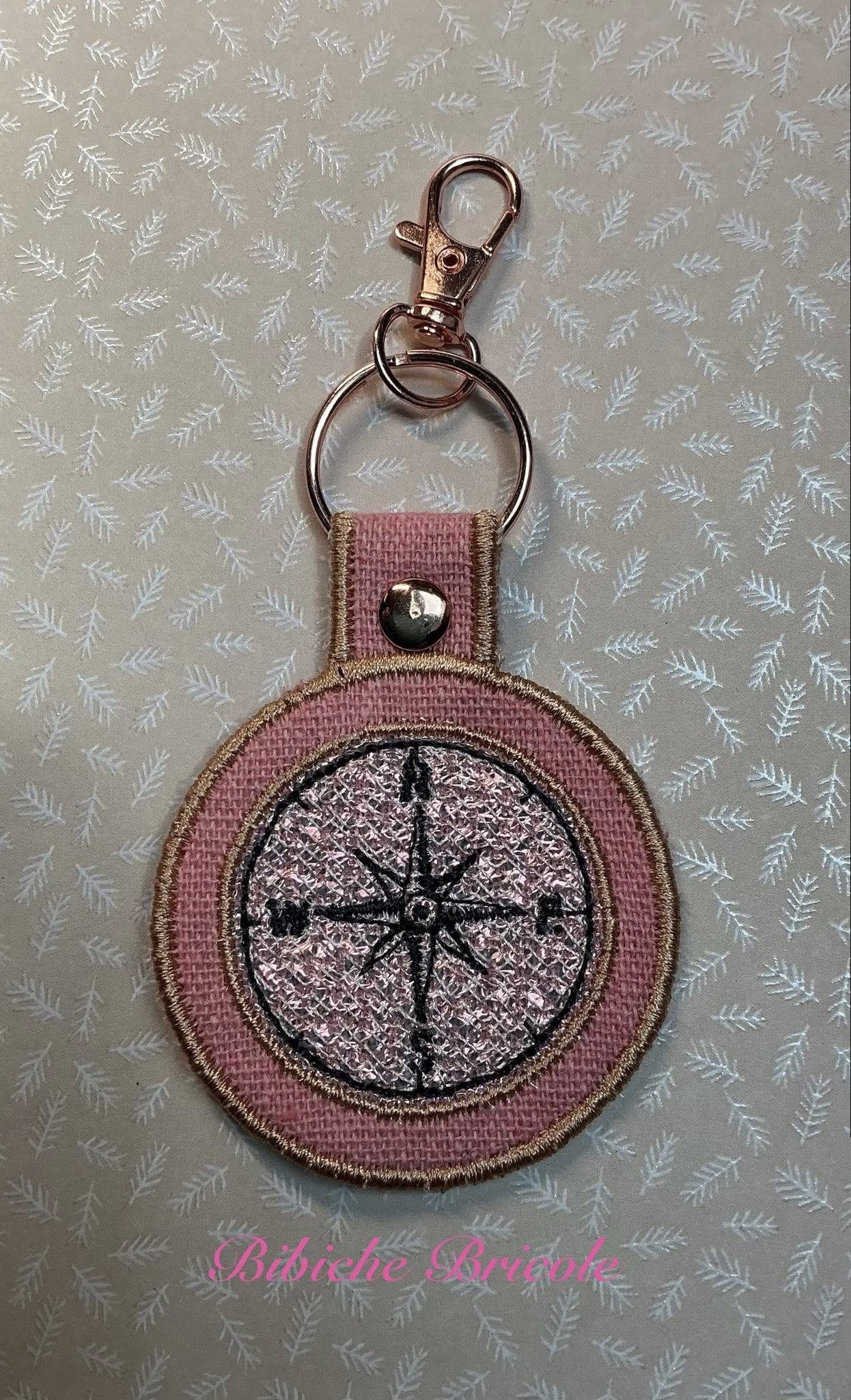 Porte-clé ITH Boussole 10x10 | Motif Broderie Machine Cadeau Aventurier