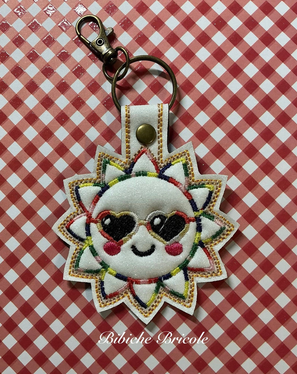Porte-clé ITH Soleil 3D brodé avec effet bombé en simili pailleté – Fichier broderie machine 10x10 AK Broderie