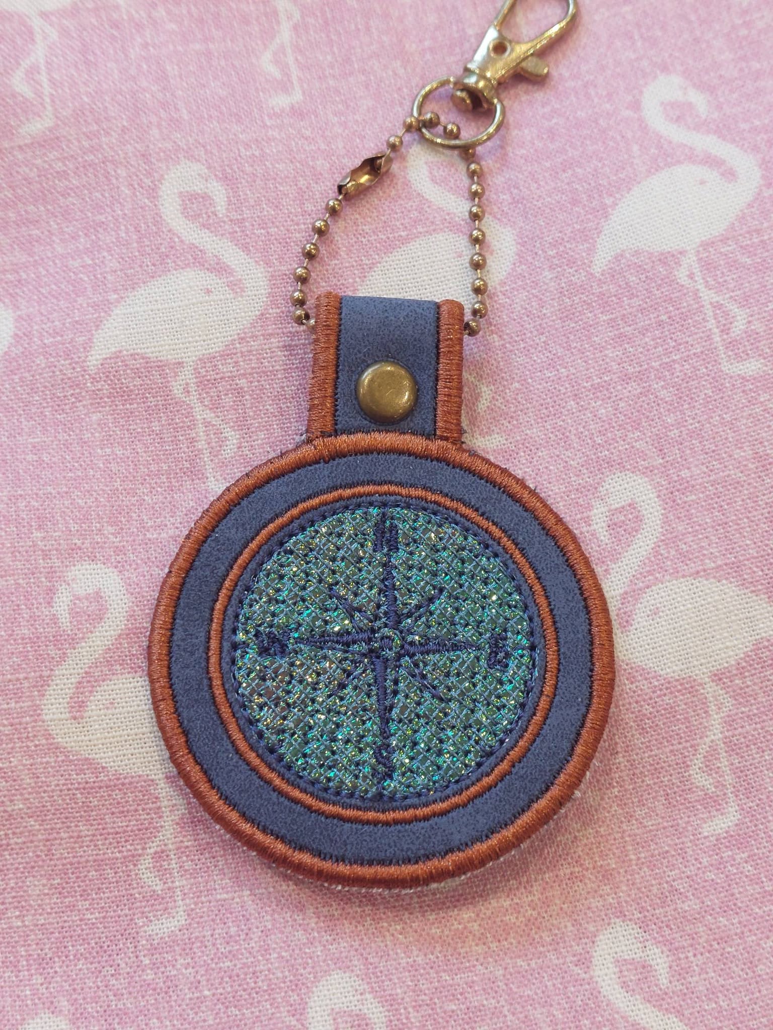Porte-clé ITH Boussole – Fichier Broderie Disponible 10x10